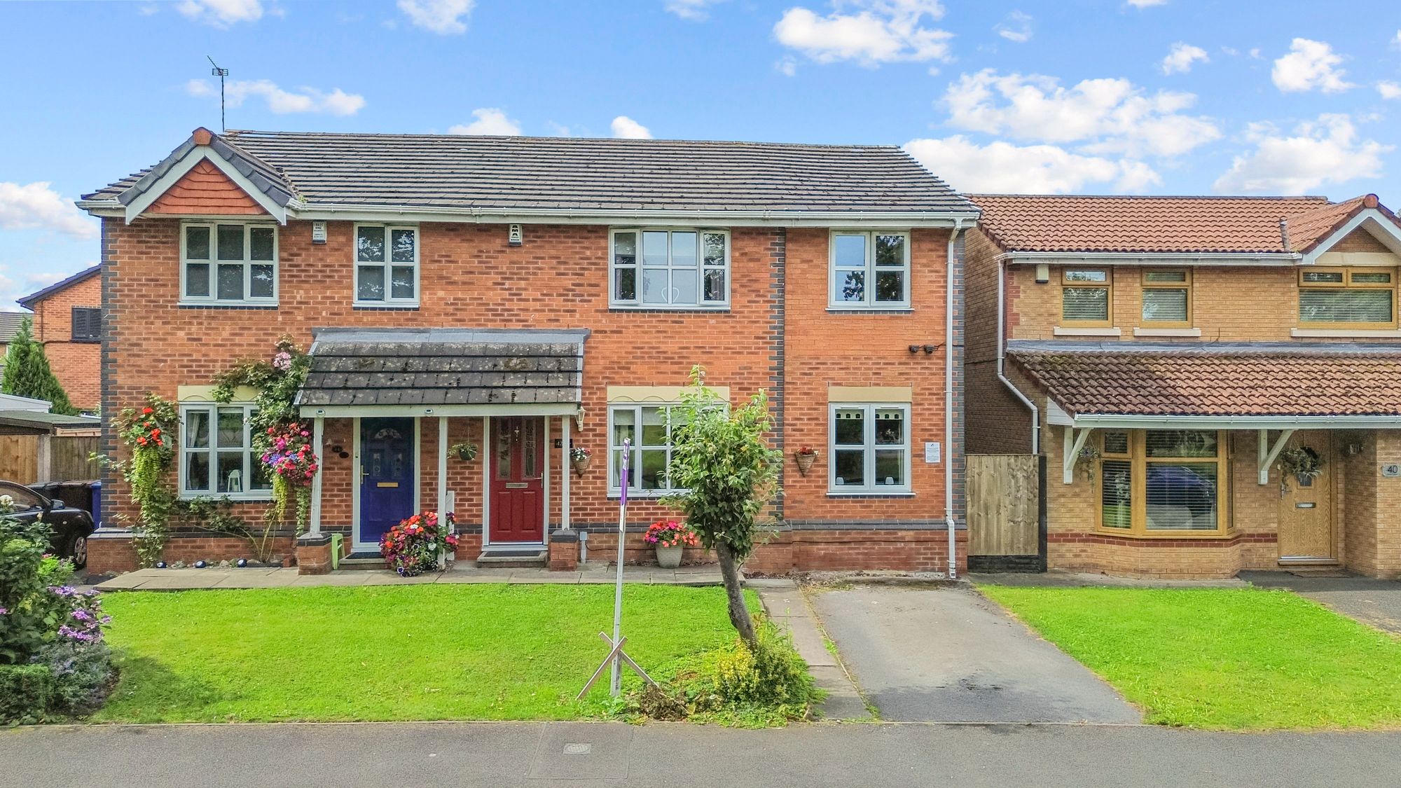 3 bedroom Semi-detached house Under Offer