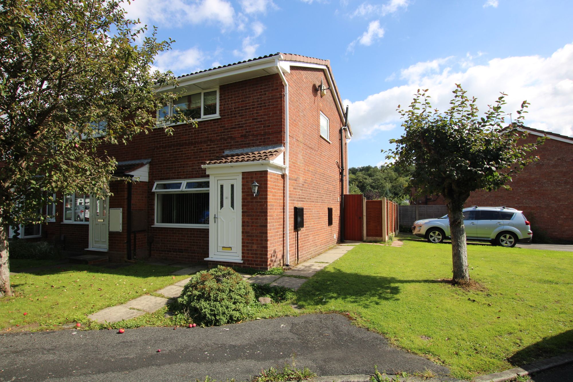 2 bedroom Semi-detached house Under Offer