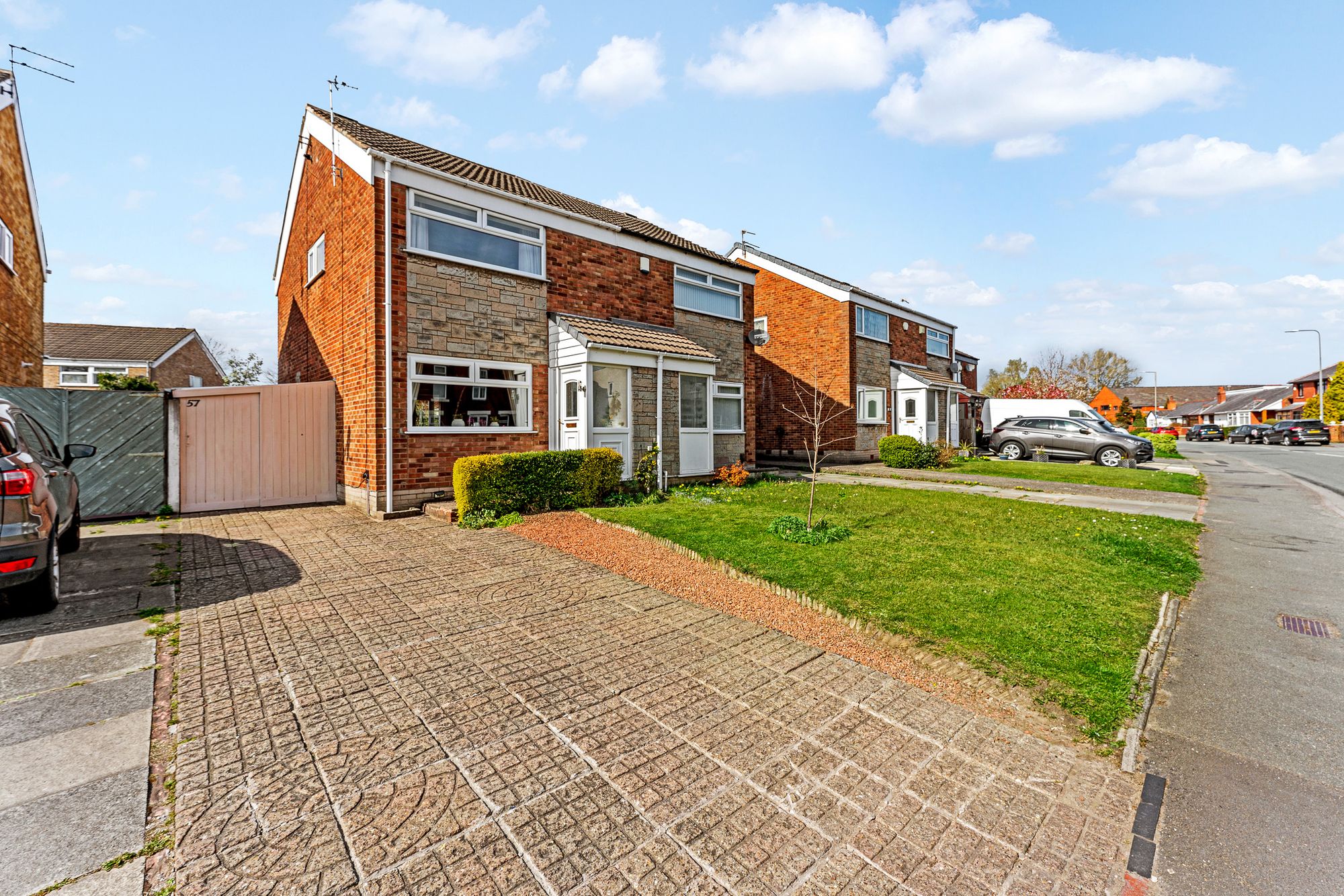 3 bedroom Semi-detached house Under Offer