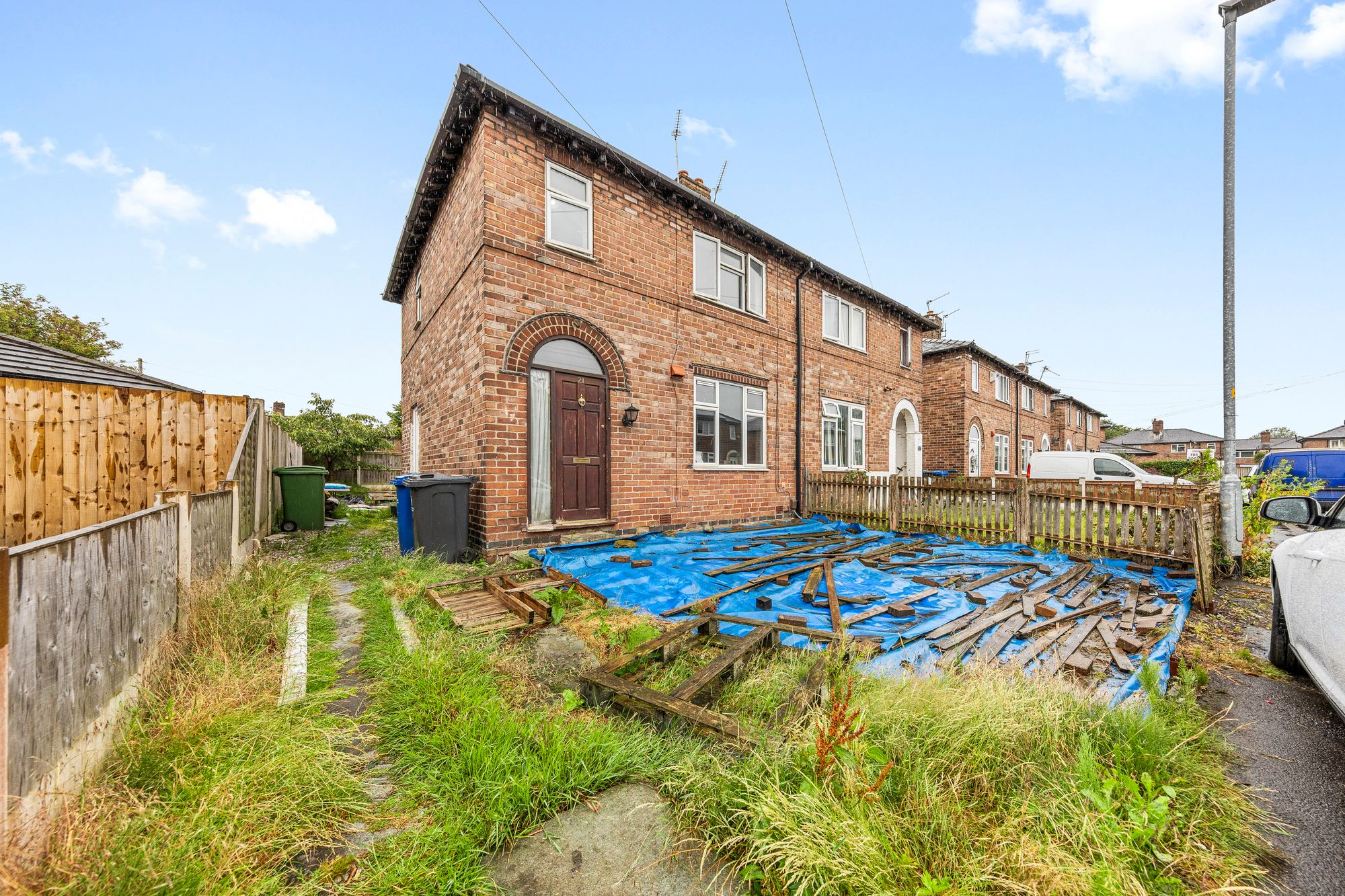 3 bedroom Semi-detached house Under Offer