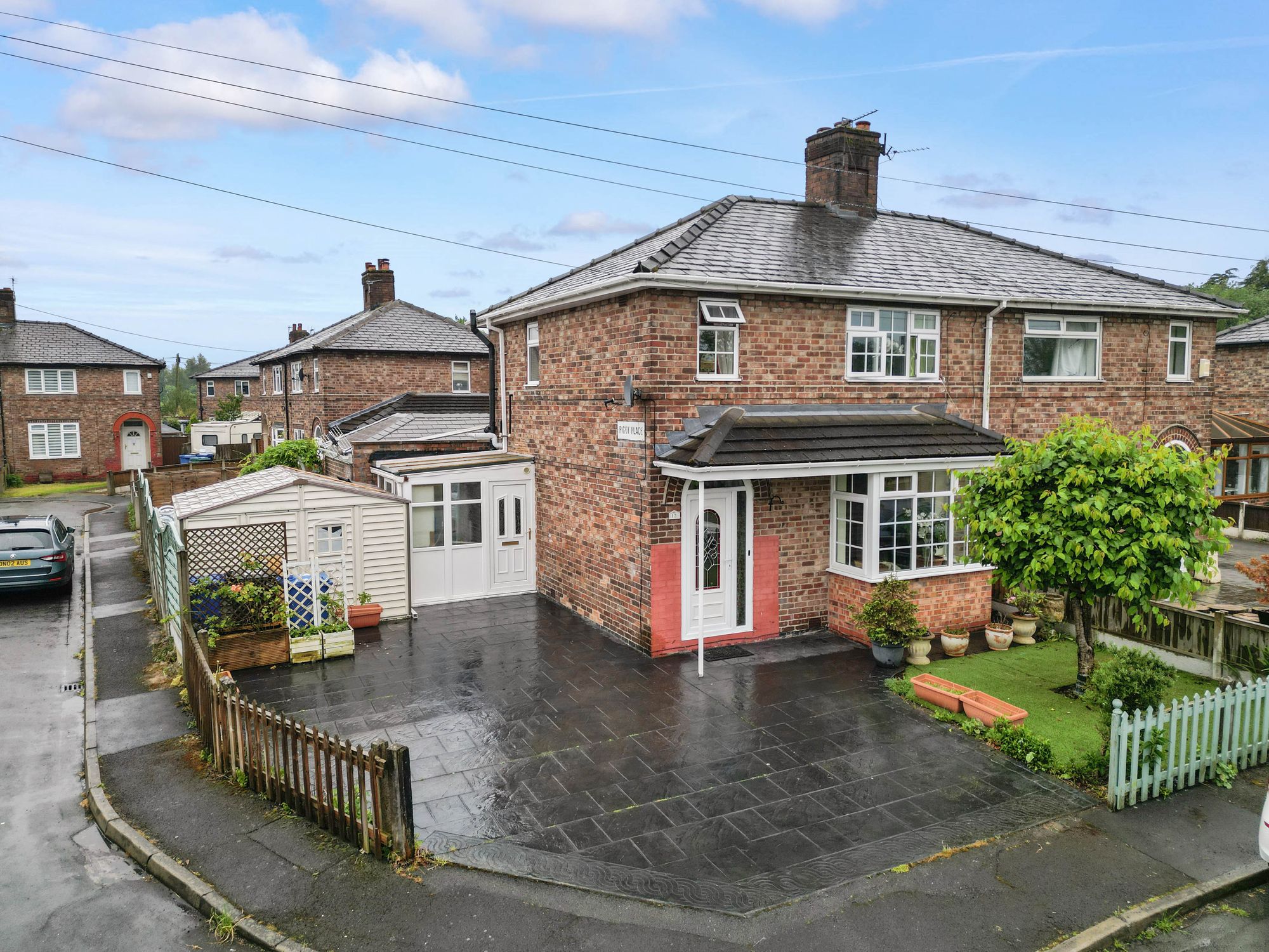 3 bedroom Semi-detached house Under Offer