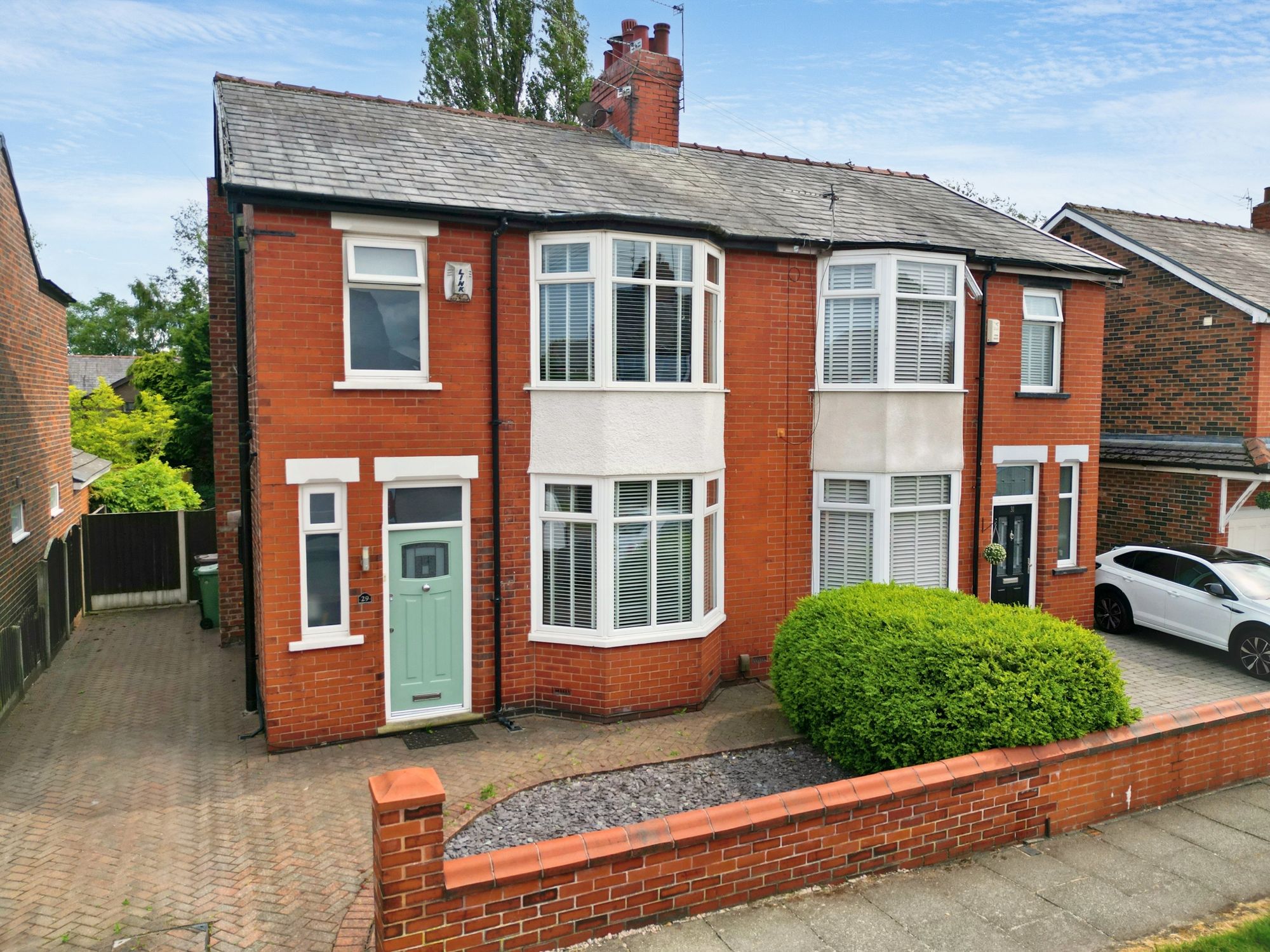 3 bedroom Semi-detached house Under Offer