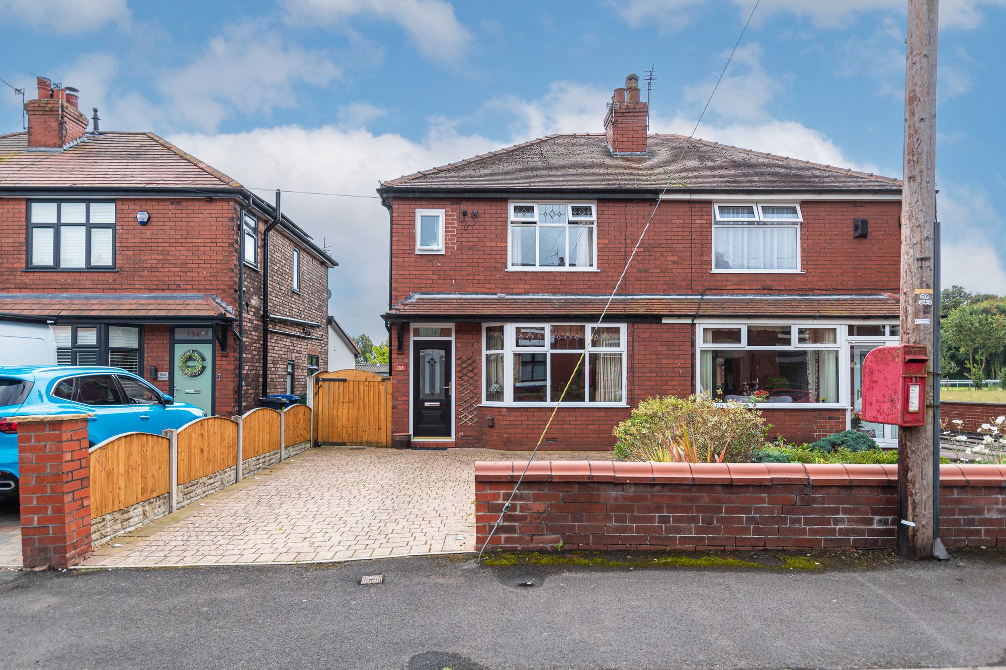 3 bedroom Semi-detached house Under Offer
