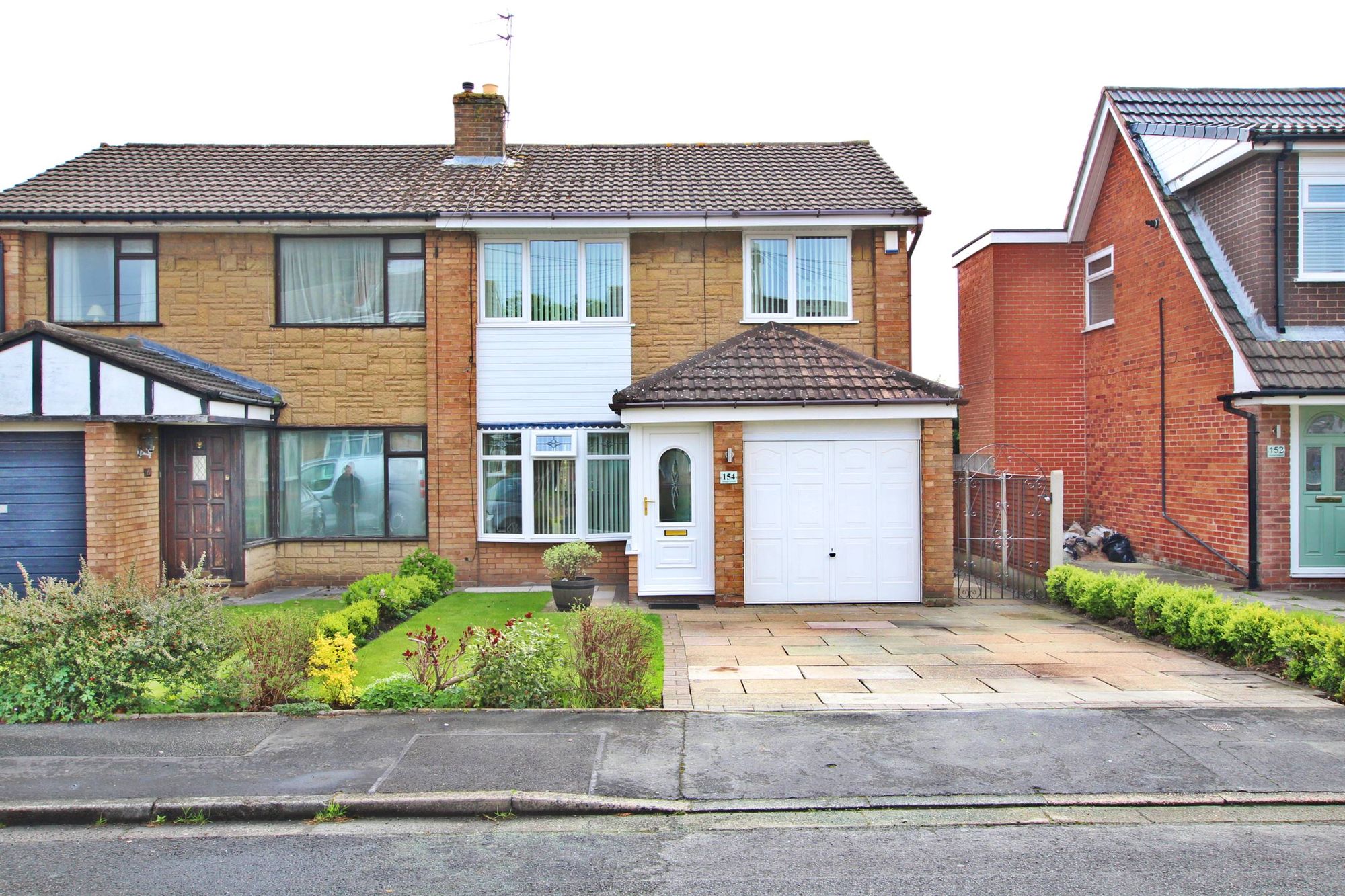 3 bedroom Semi-detached house Under Offer