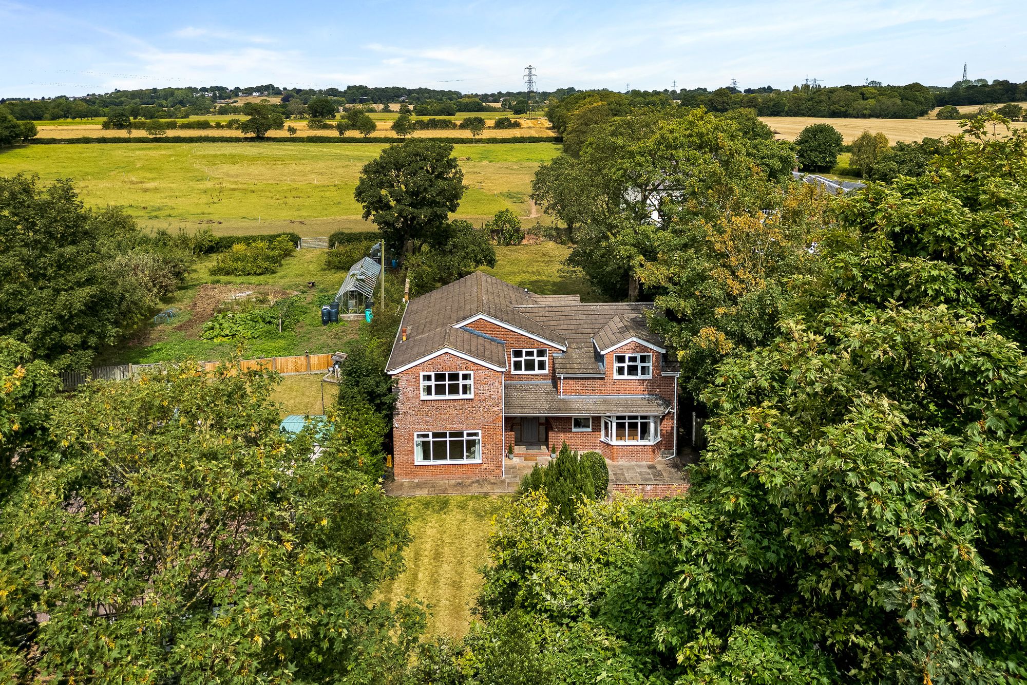 5 bedroom Detached house Under Offer