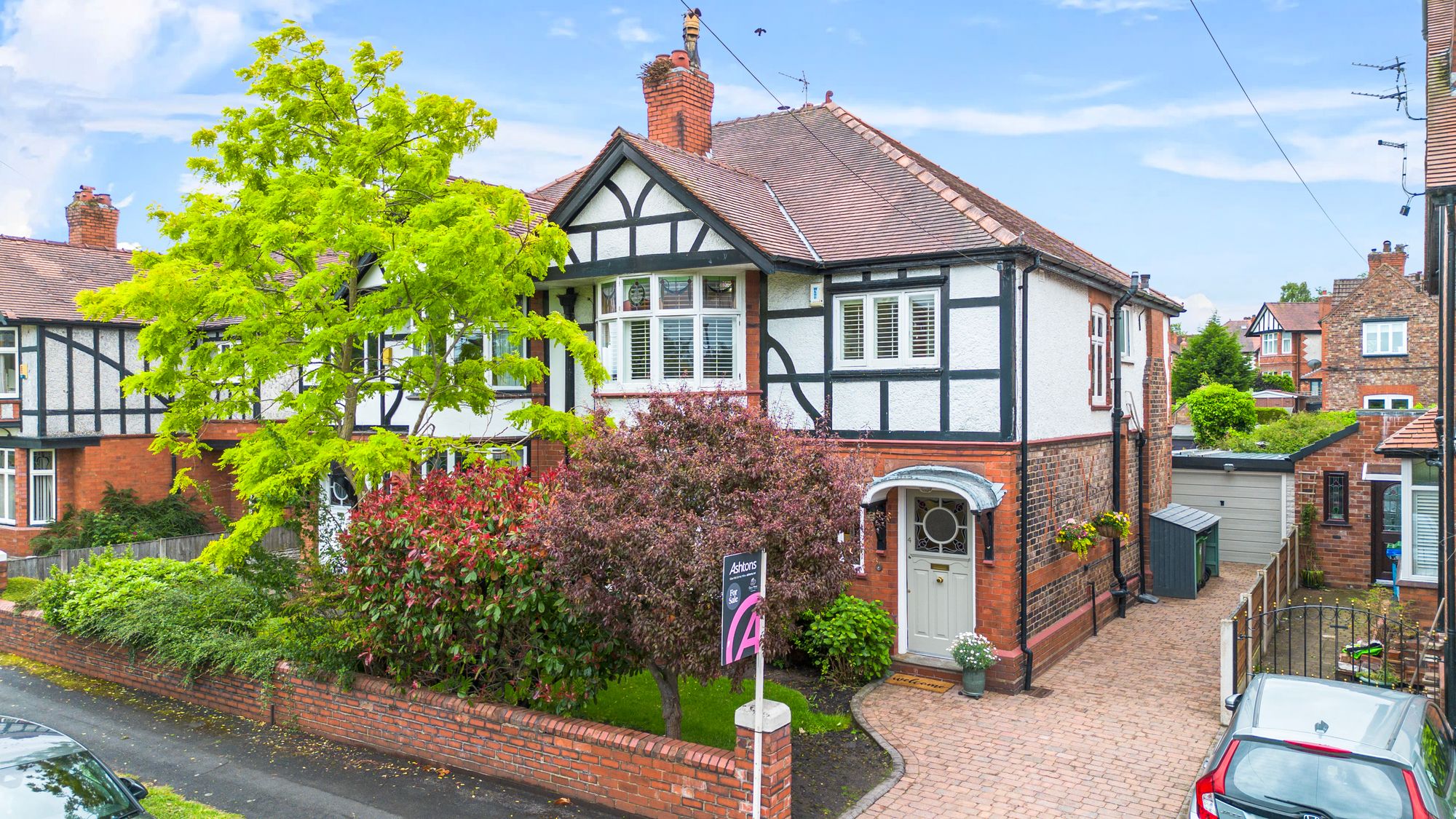4 bedroom Semi-detached house Under Offer