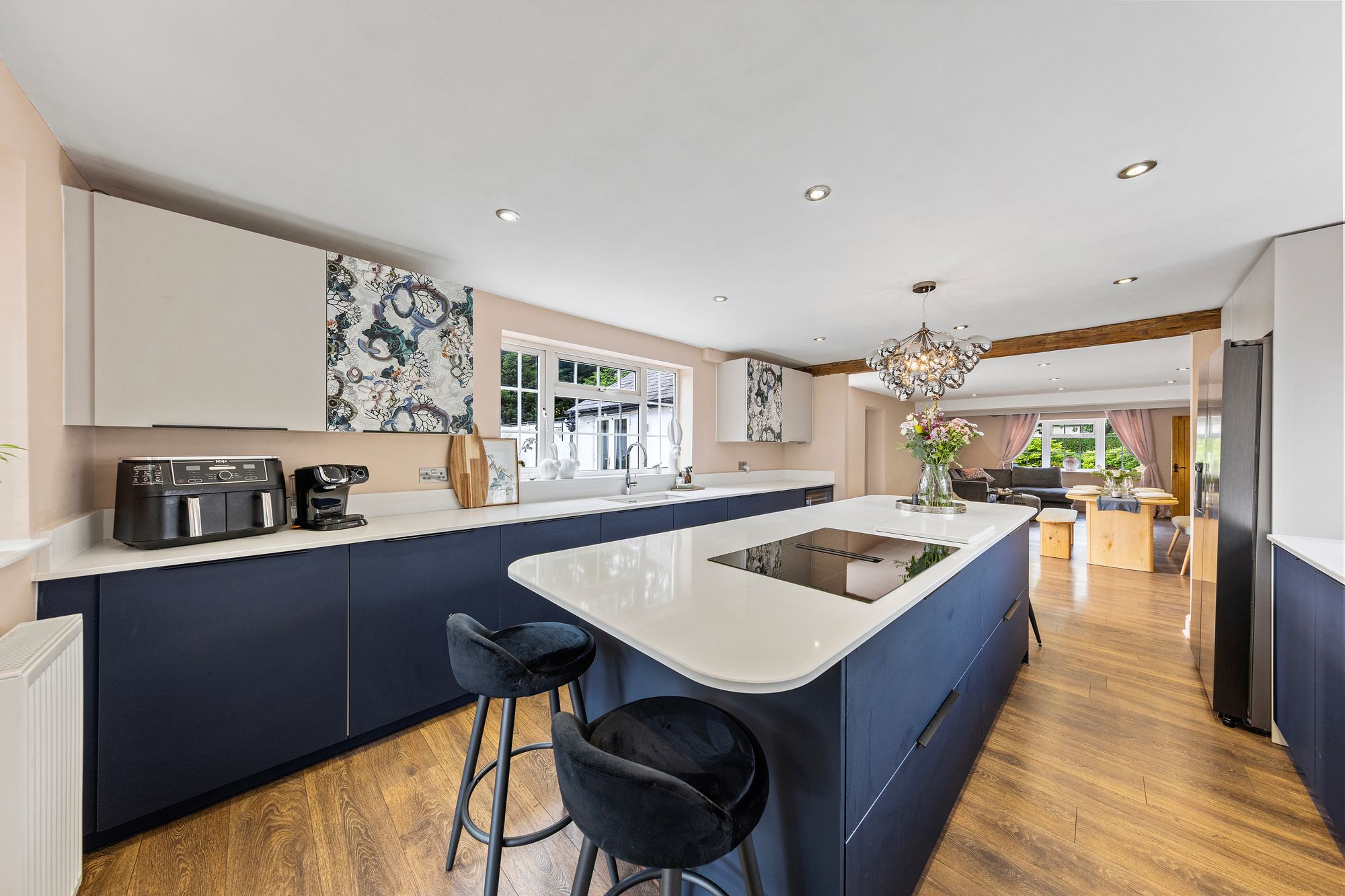 5 bedroom Detached house Under Offer