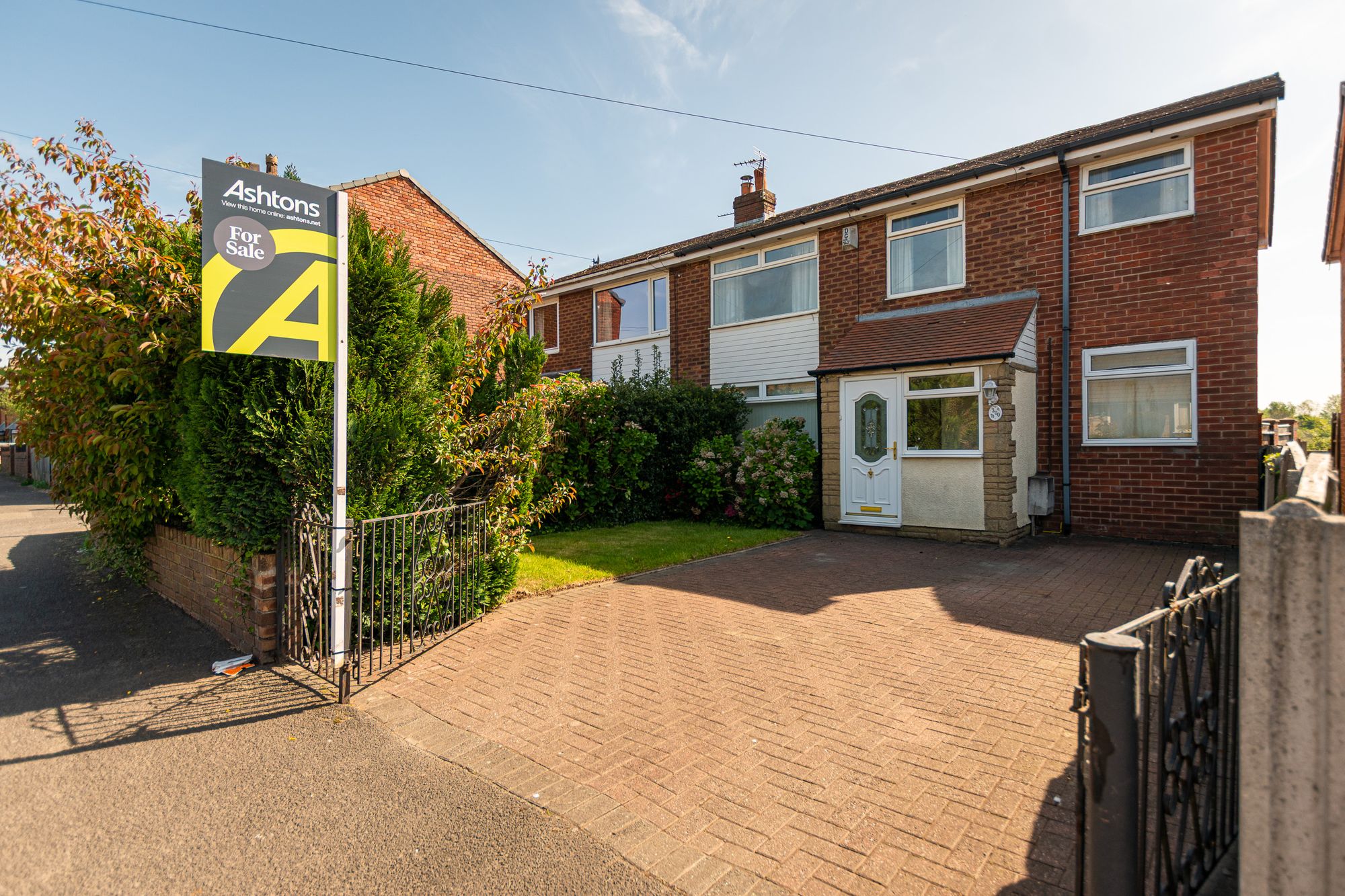 4 bedroom Semi-detached house Under Offer