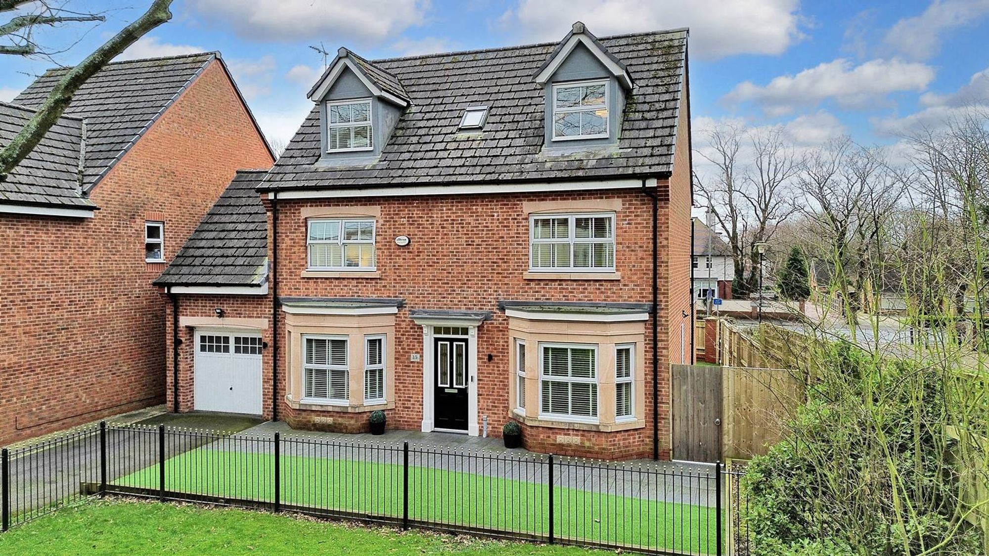 5 bedroom Detached house Under Offer