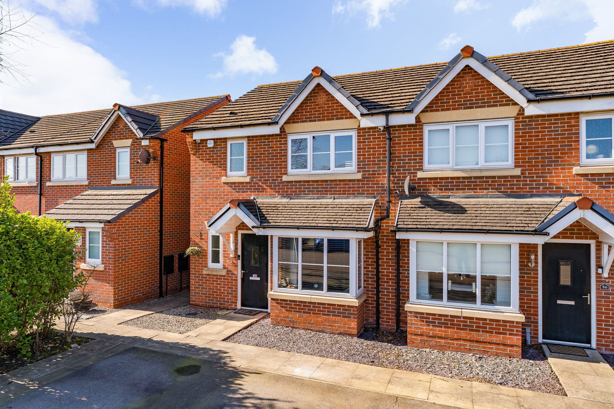 3 bedroom Semi-detached house Under Offer