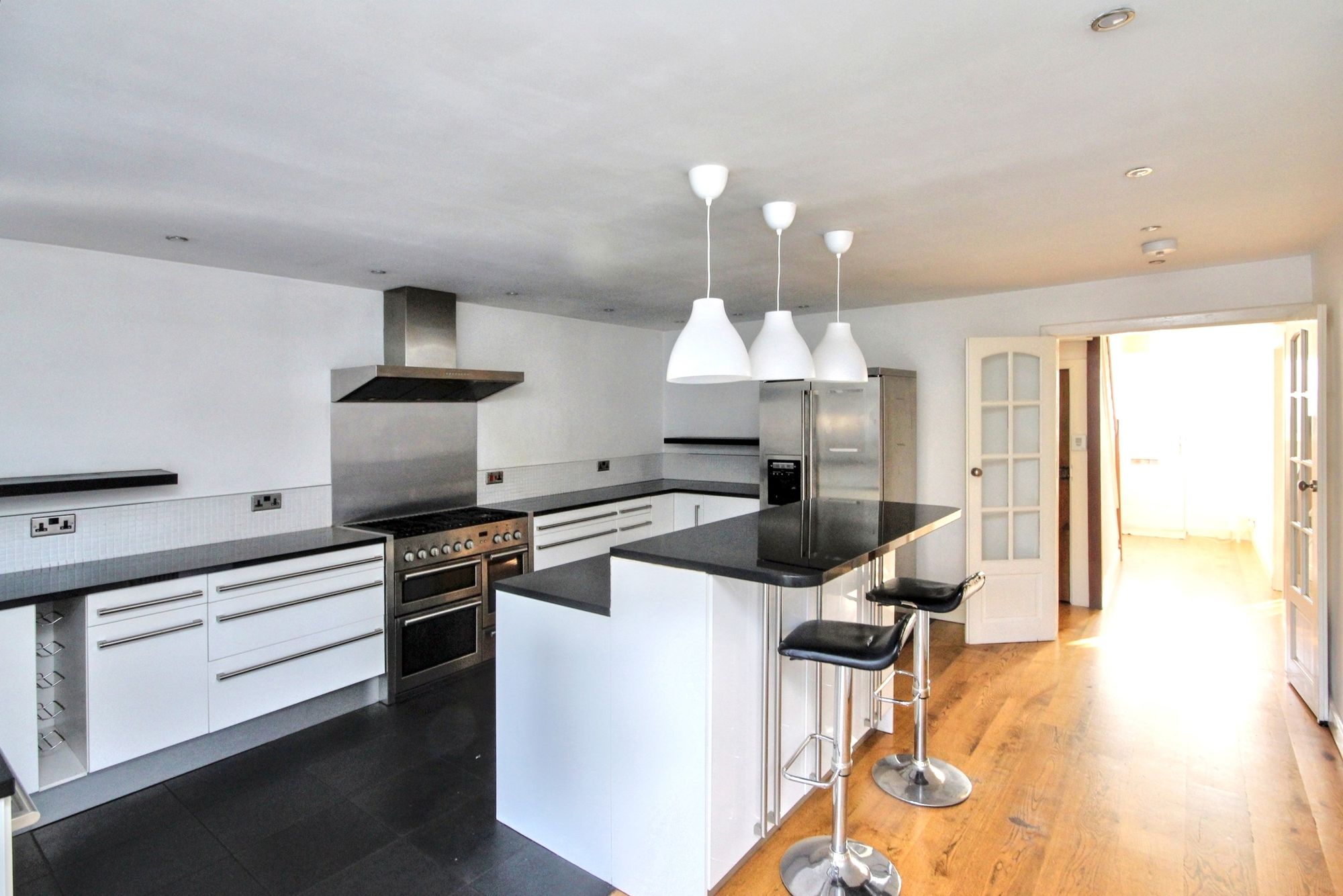 3 bedroom Semi-detached house Under Offer