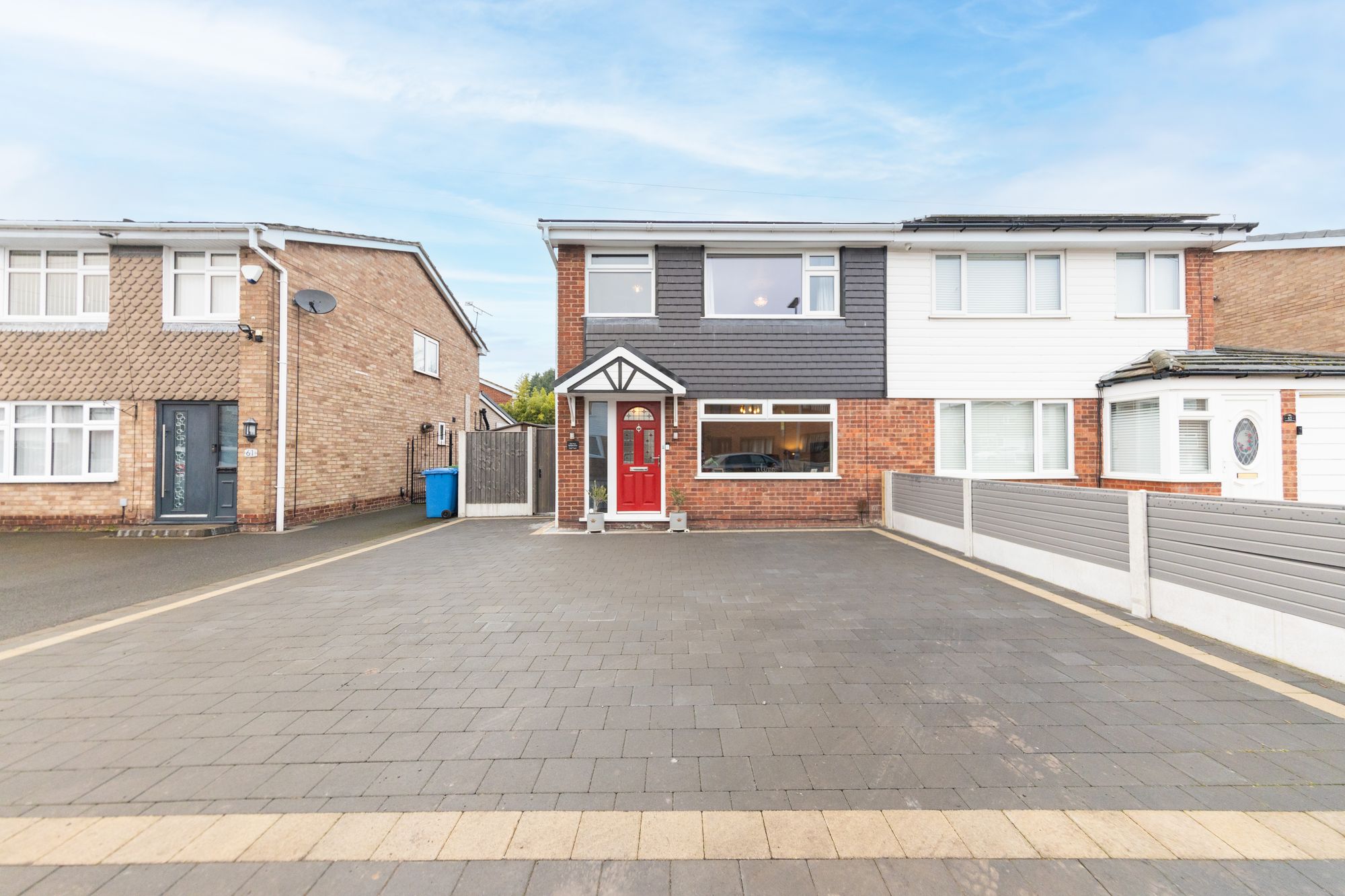 3 bedroom Semi-detached house Under Offer