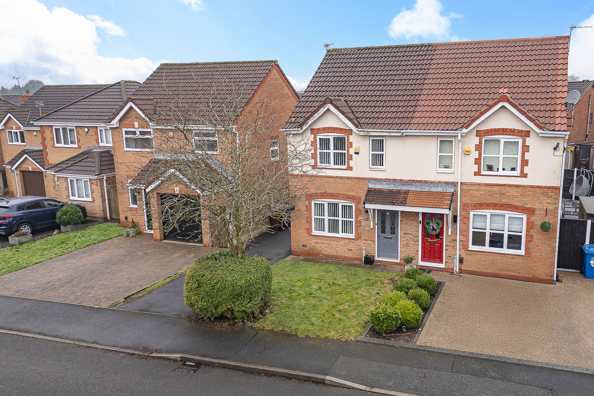 3 bedroom Semi-detached house Under Offer