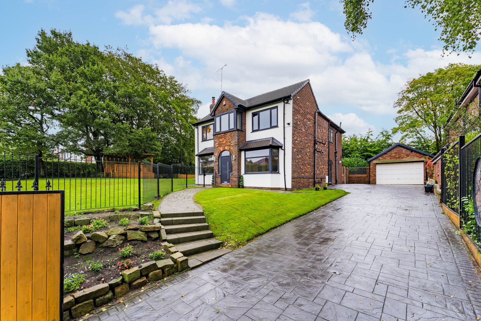 5 bedroom Detached house Under Offer