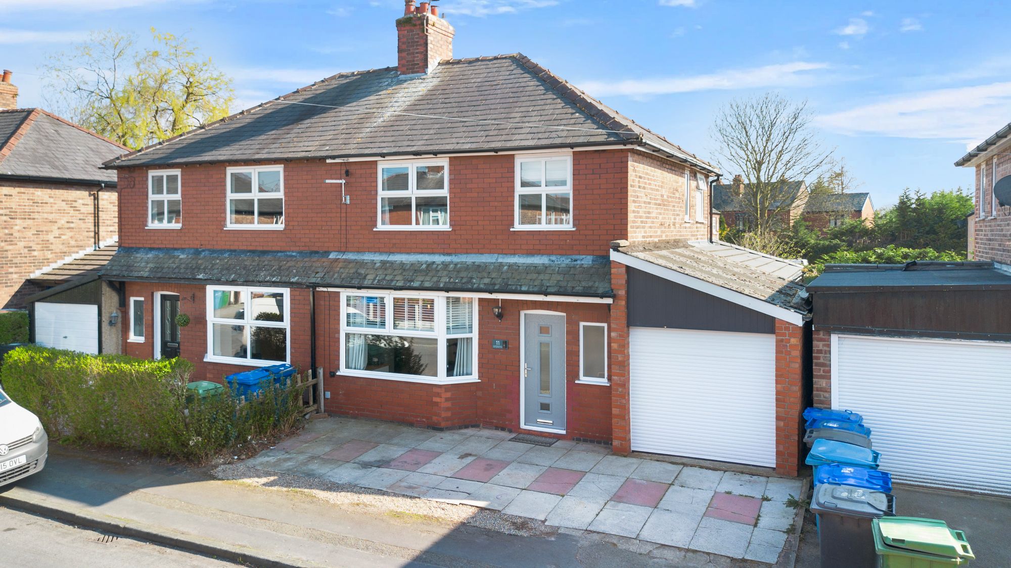 3 bedroom Semi-detached house Under Offer