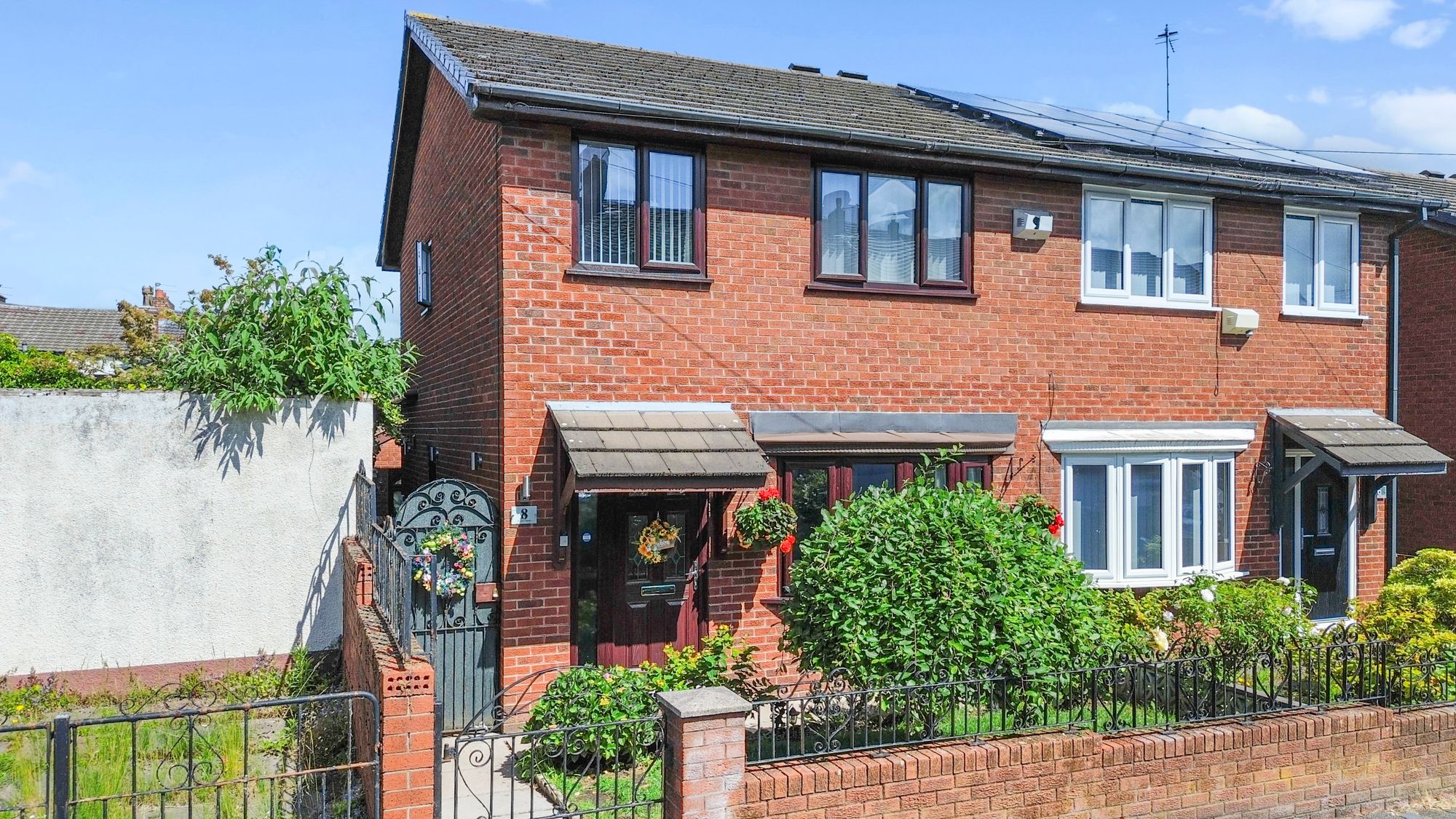 3 bedroom Semi-detached house Under Offer