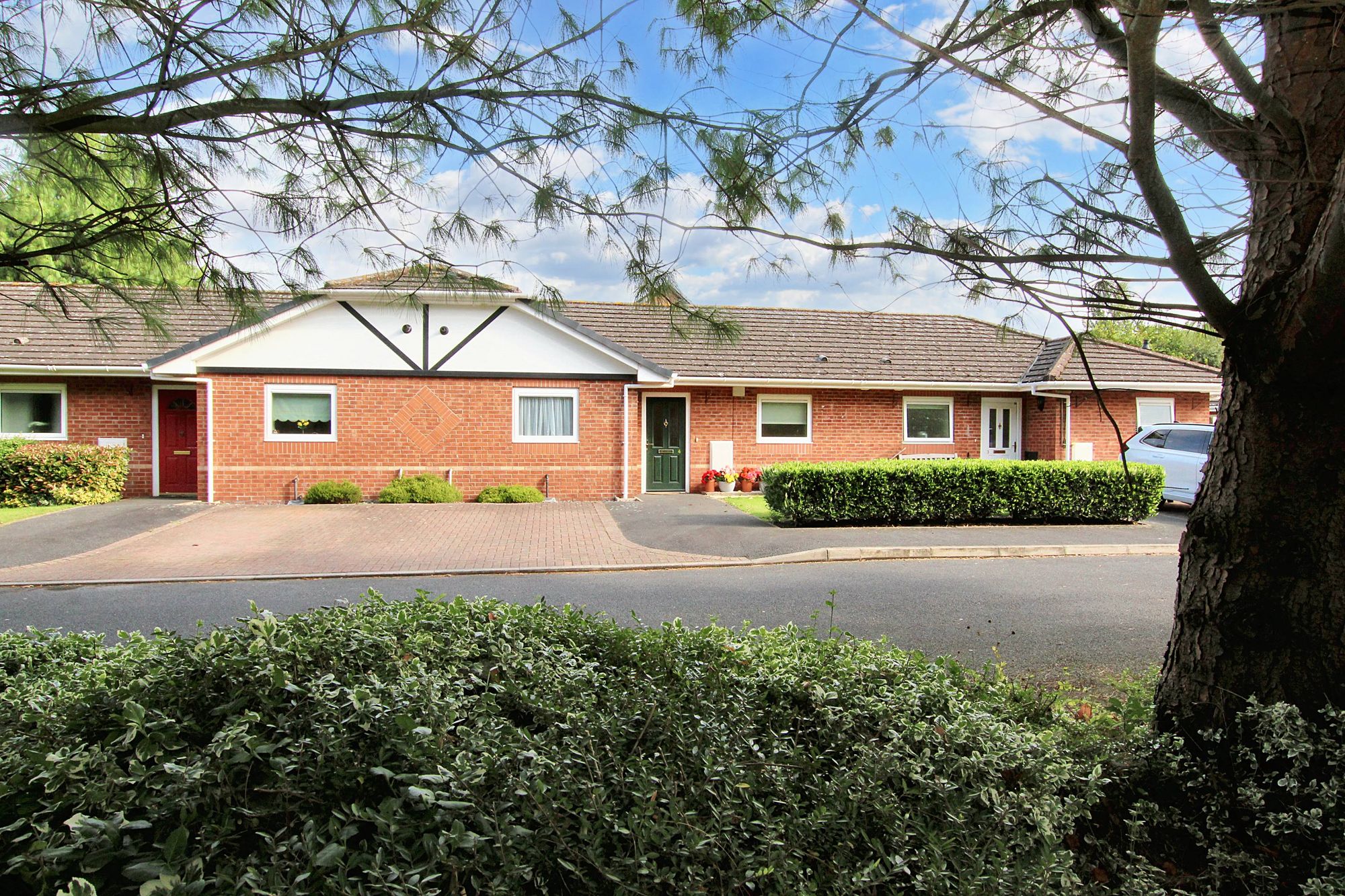 2 bedroom Terraced bungalow Under Offer