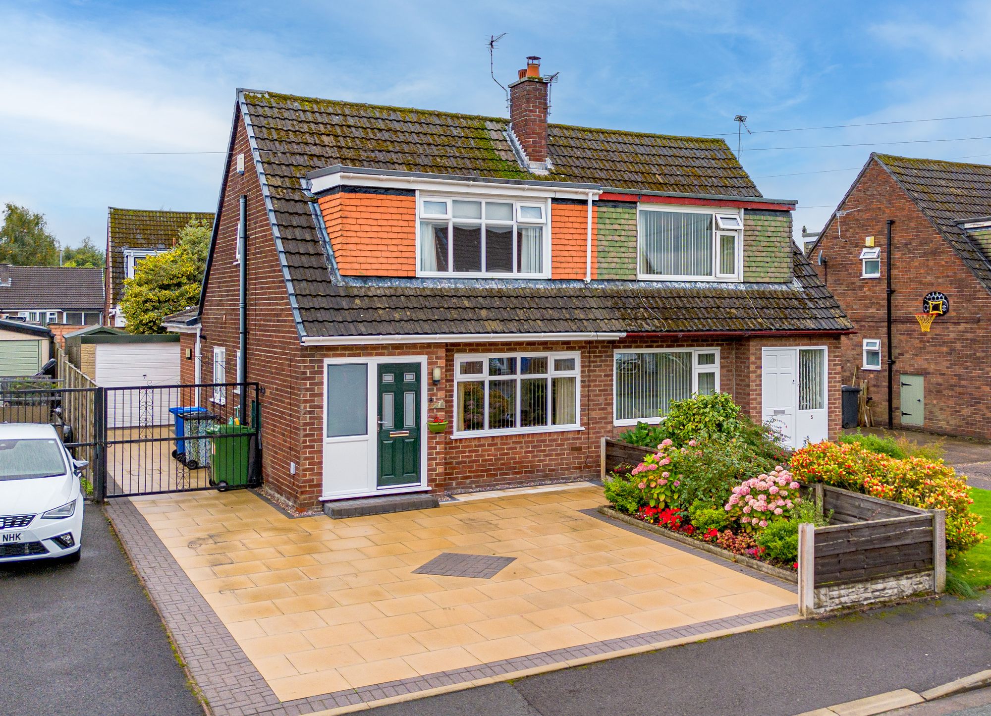 3 bedroom Semi-detached house Under Offer