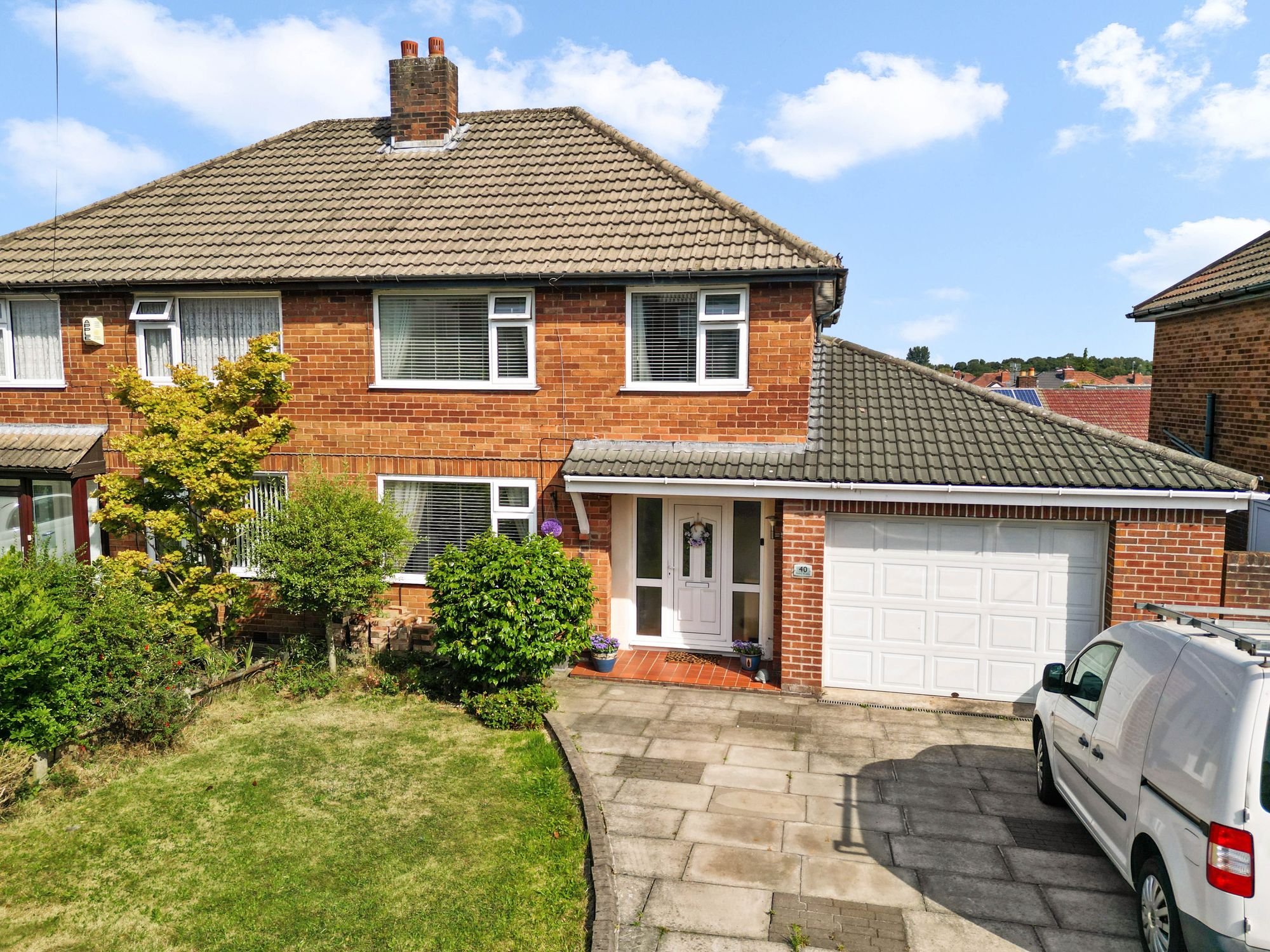 3 bedroom Semi-detached house Under Offer