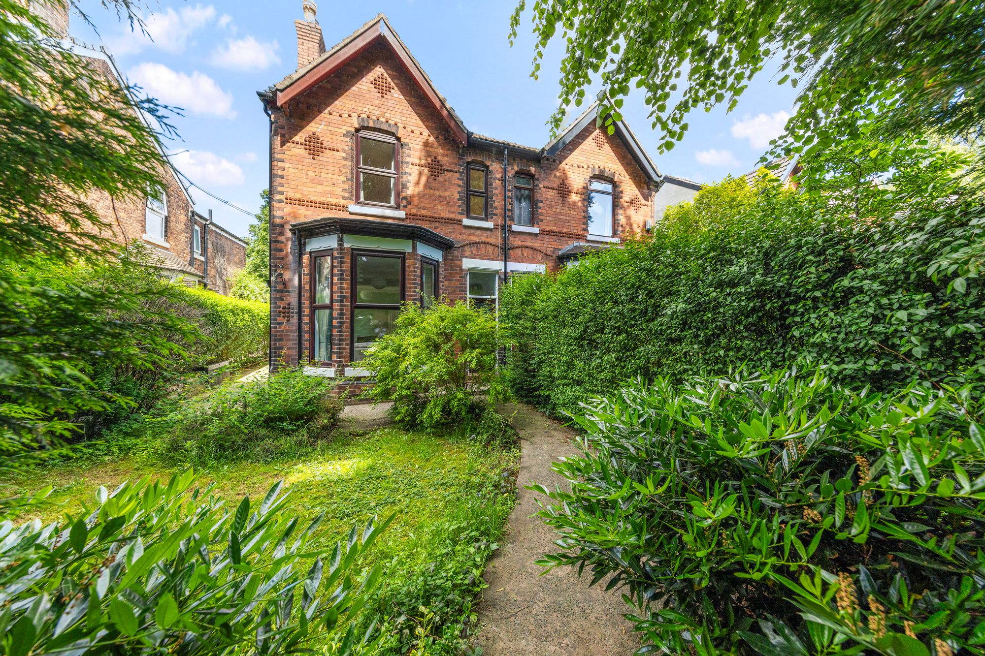 4 bedroom Semi-detached house Under Offer