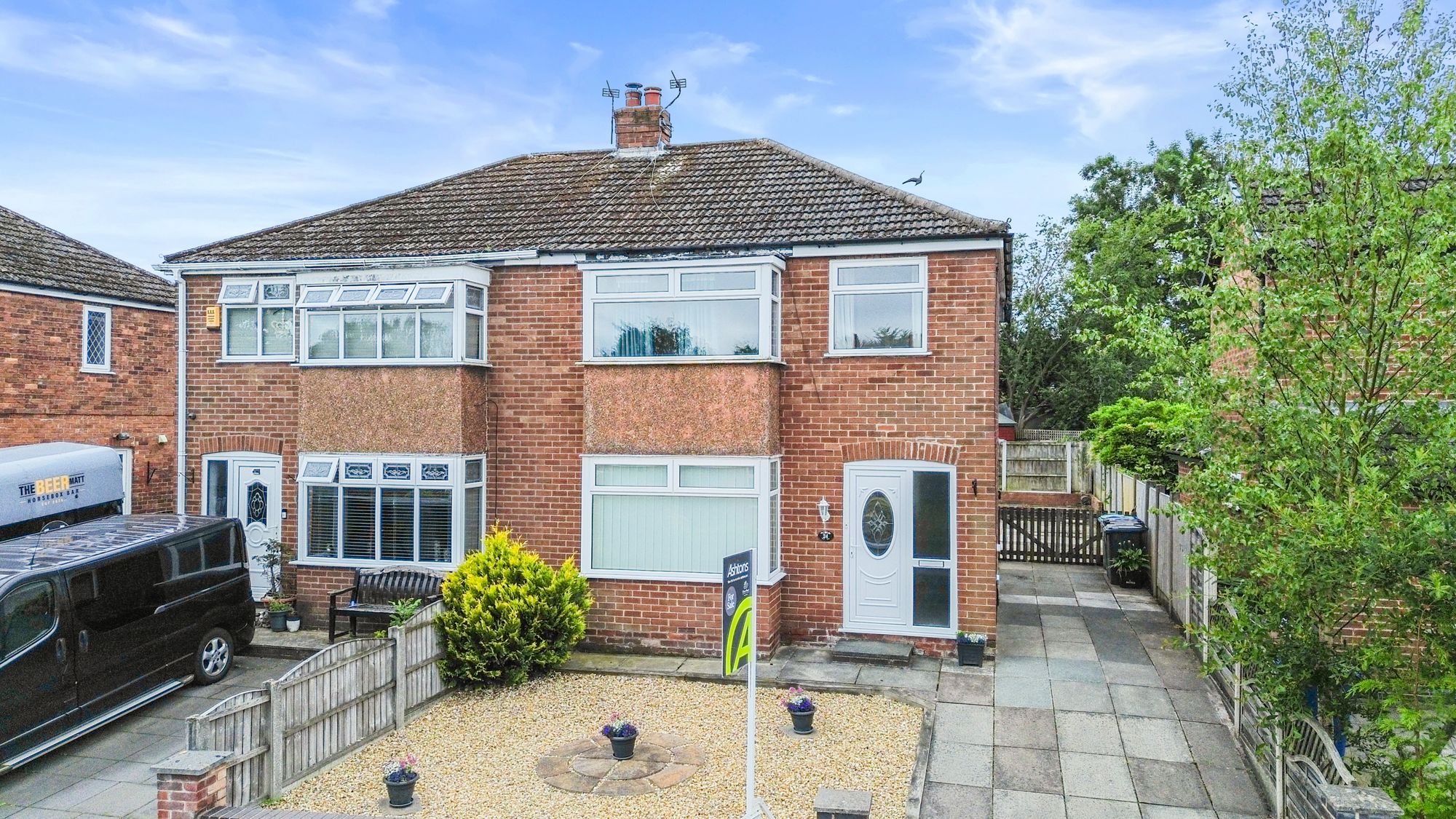 3 bedroom Semi-detached house Under Offer