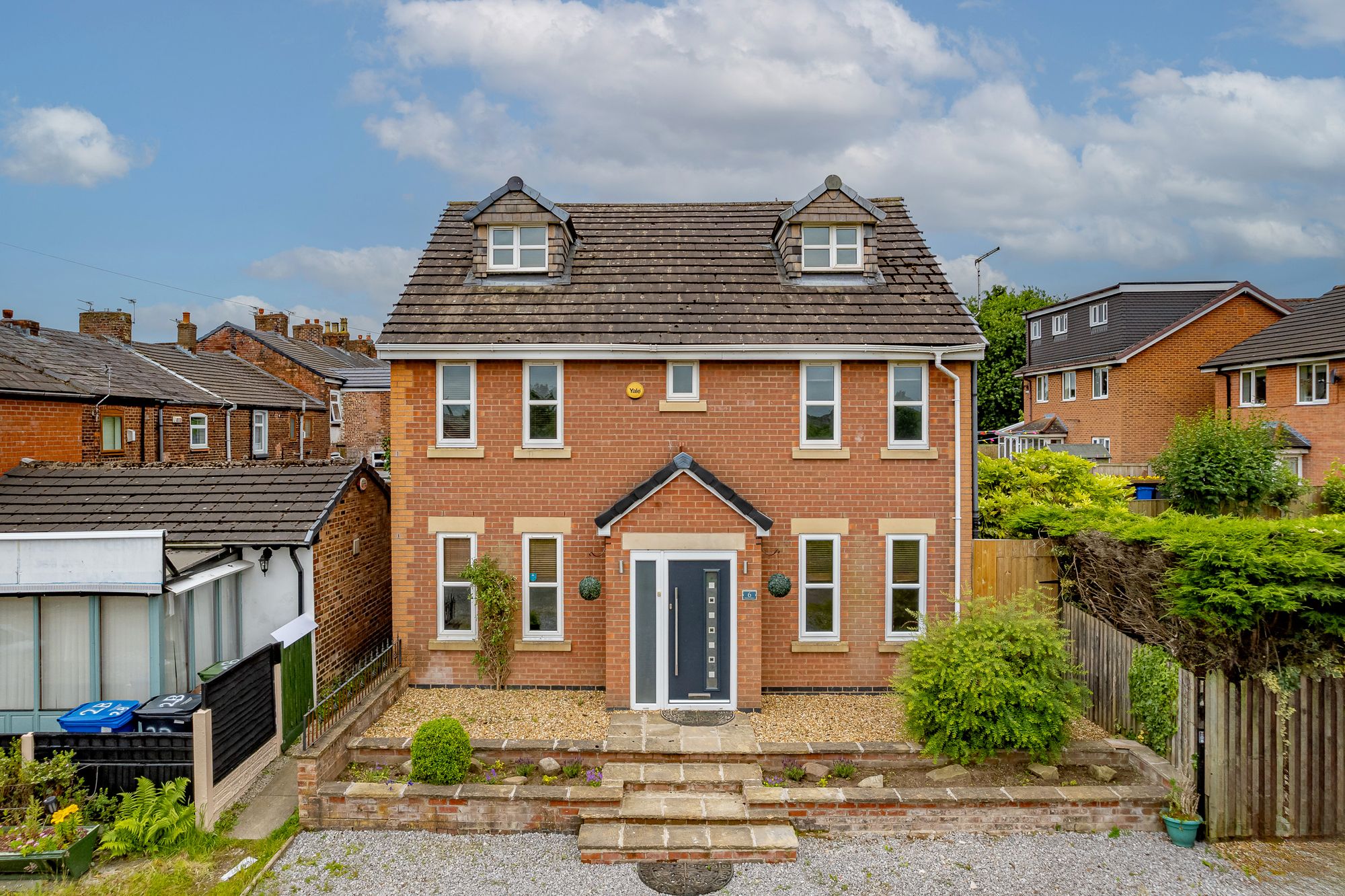 5 bedroom Detached house Under Offer