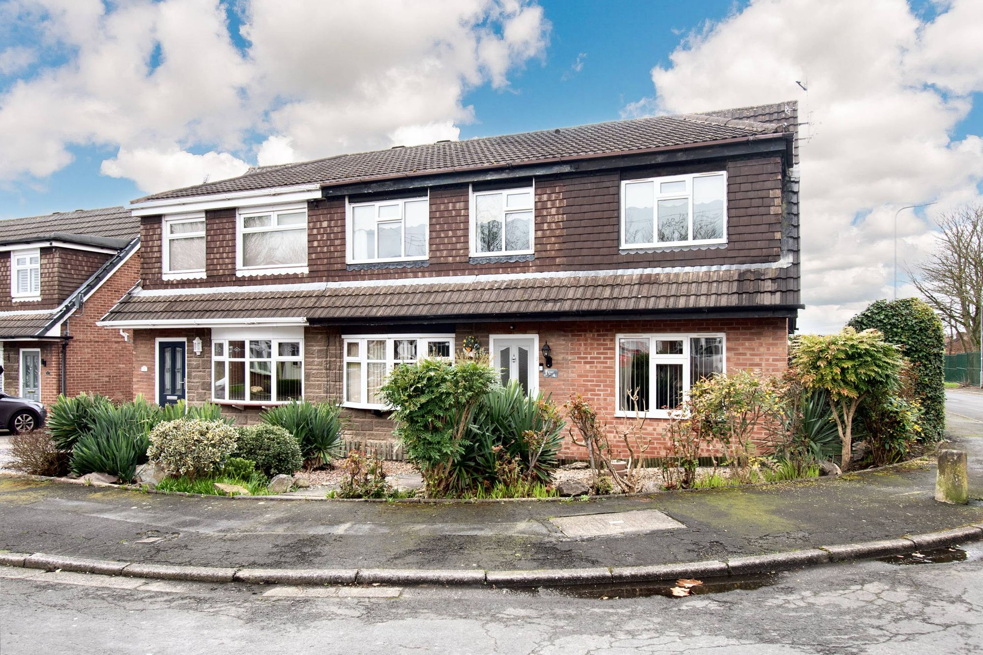 3 bedroom Semi-detached house Under Offer