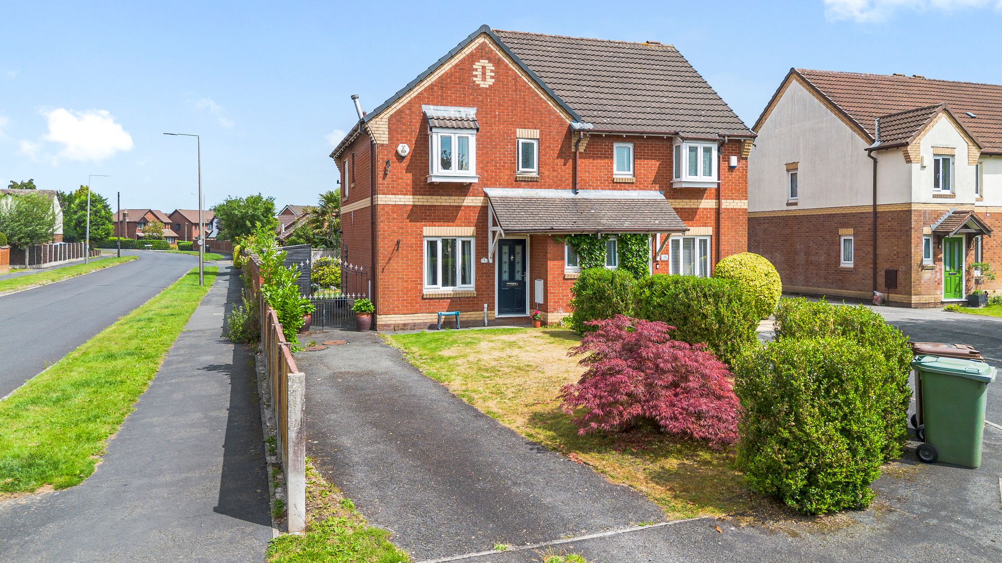3 bedroom Semi-detached house Under Offer