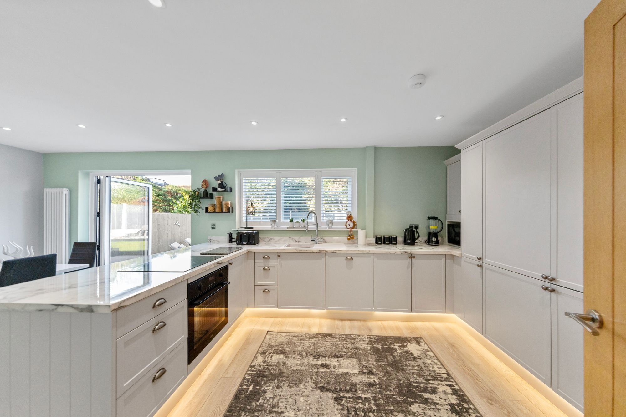 3 bedroom Semi-detached house Under Offer