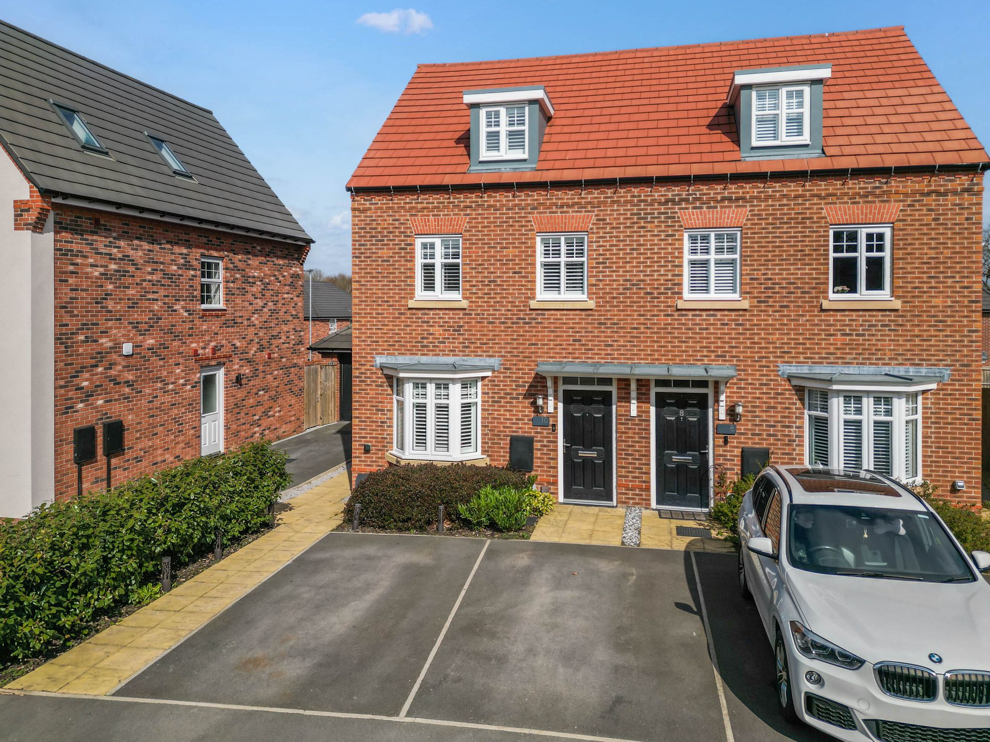3 bedroom Semi-detached house Under Offer