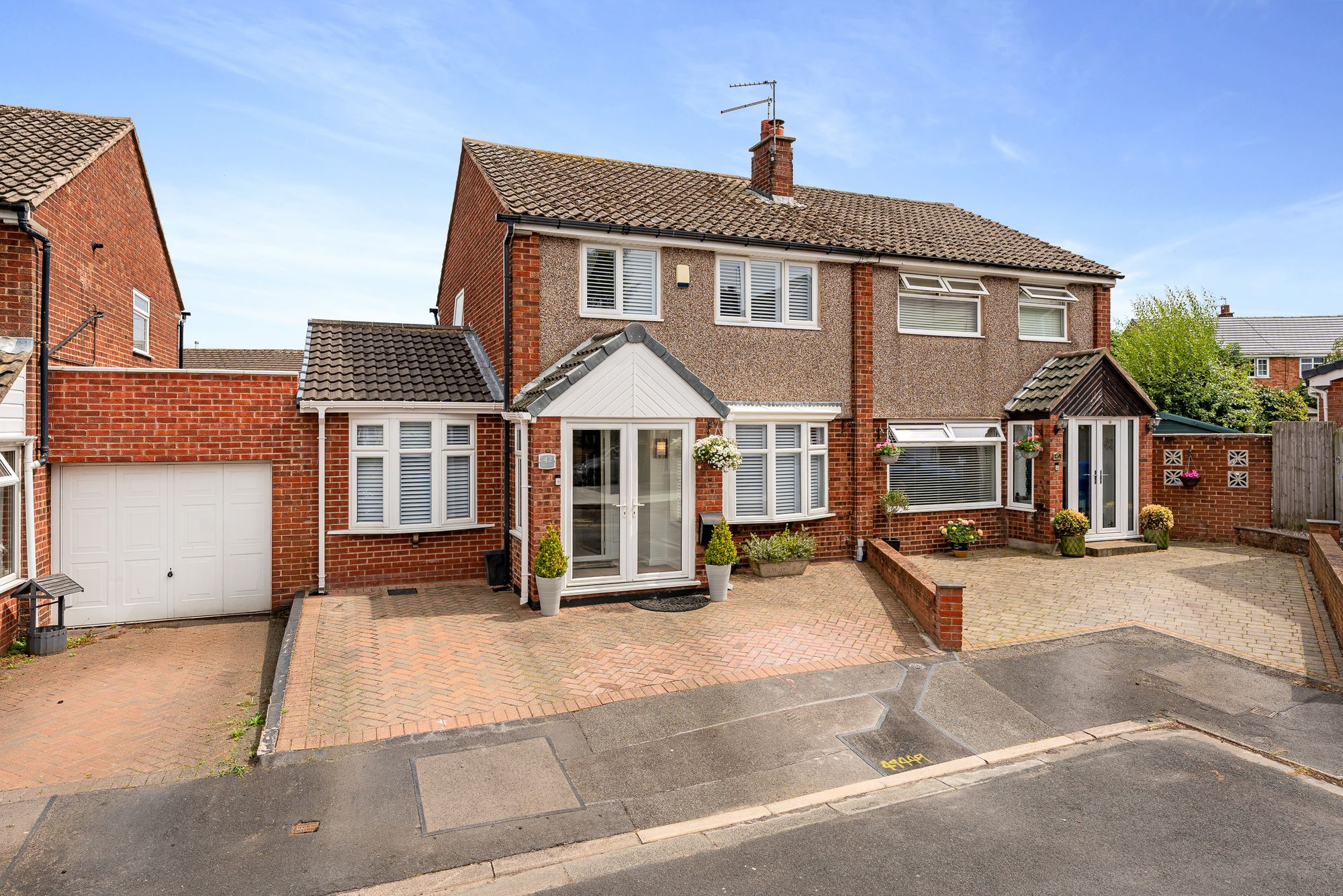3 bedroom Semi-detached house Under Offer