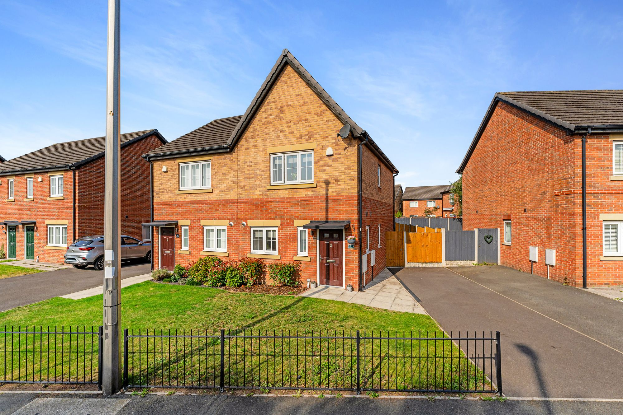 2 bedroom Semi-detached house Under Offer