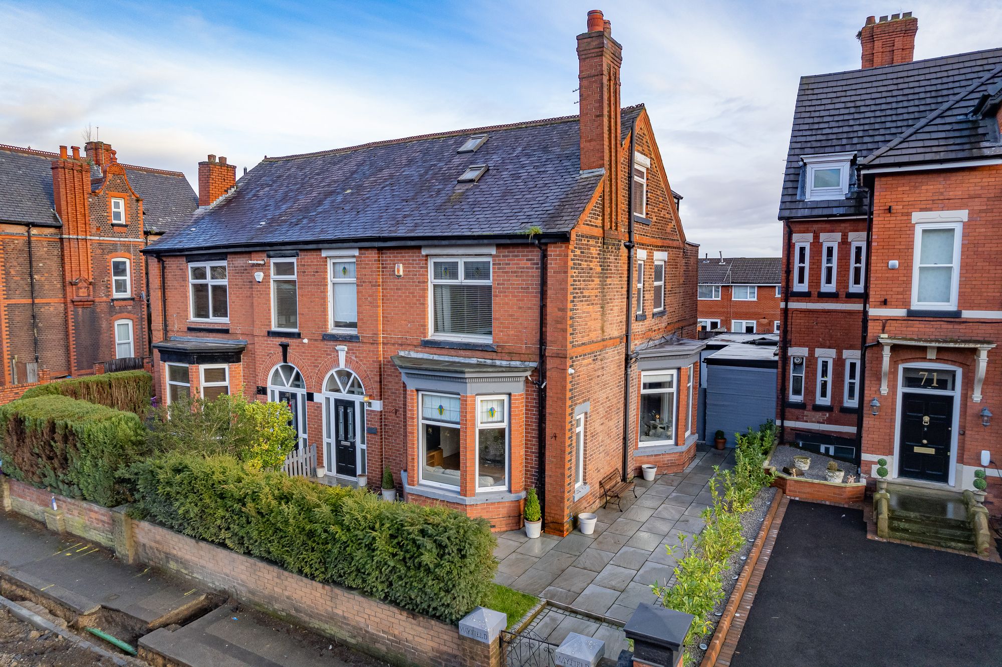 5 bedroom Semi-detached house Under Offer
