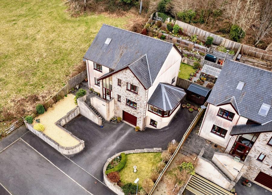 6 bedroom Detached house For Sale