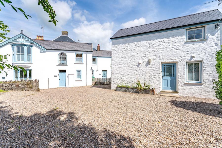 8 bedroom Property For Sale