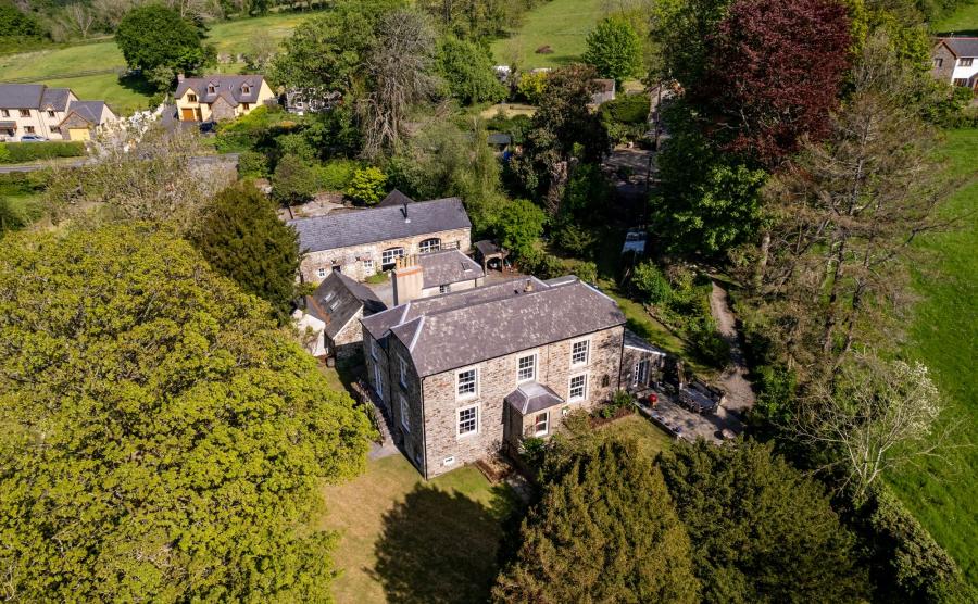 6 bedroom Property For Sale