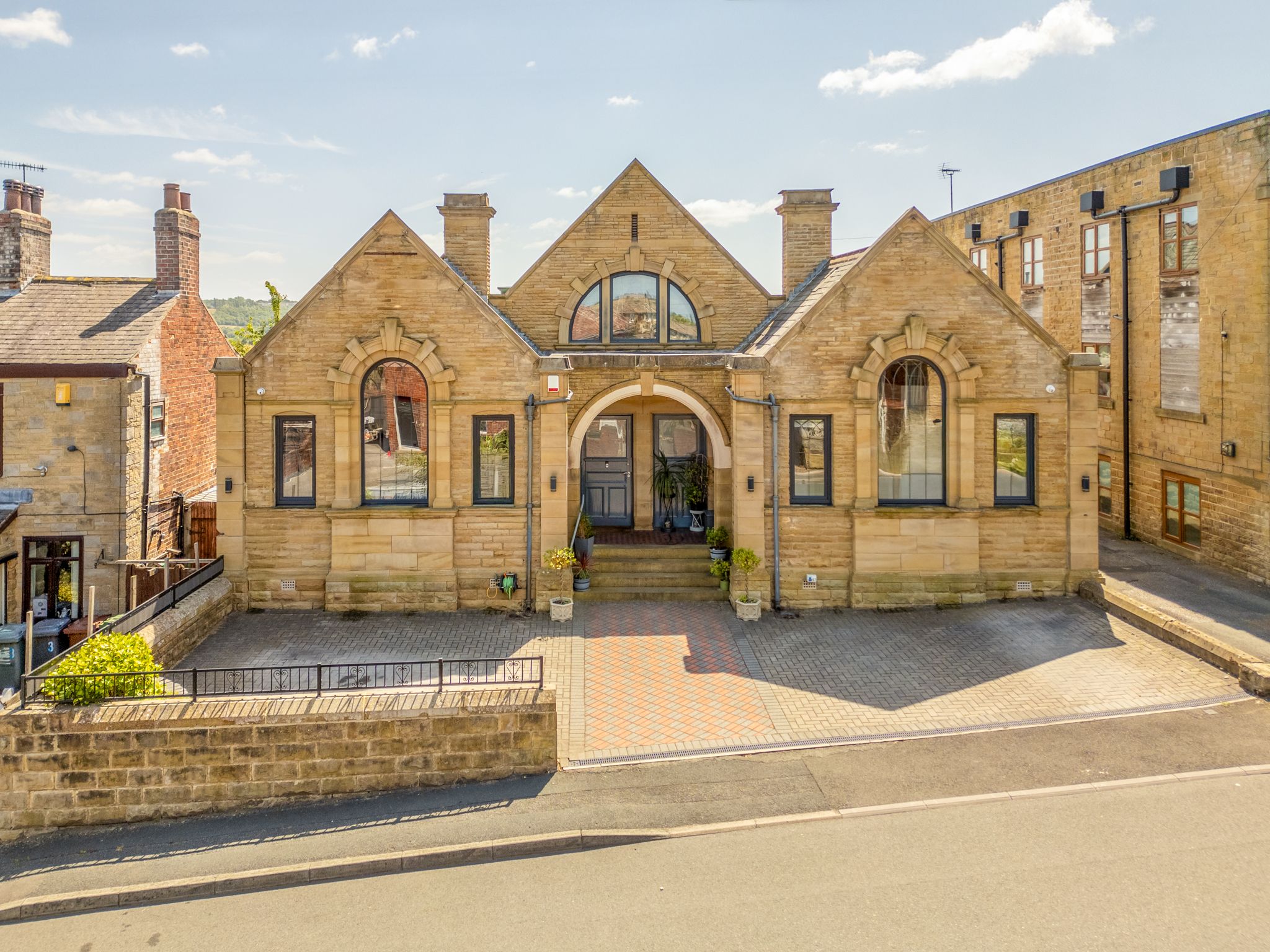 5 bedroom Property For Sale