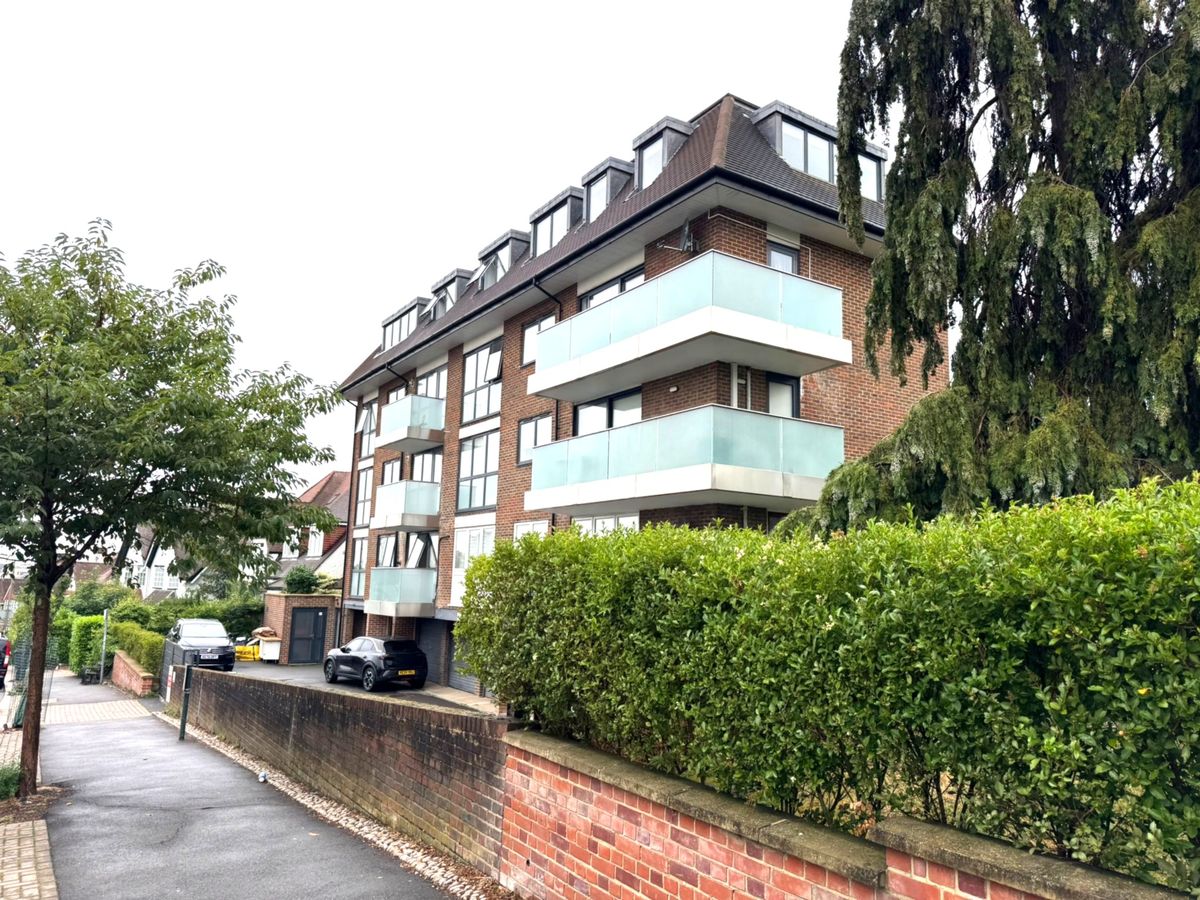 2 bedroom Flat For Sale