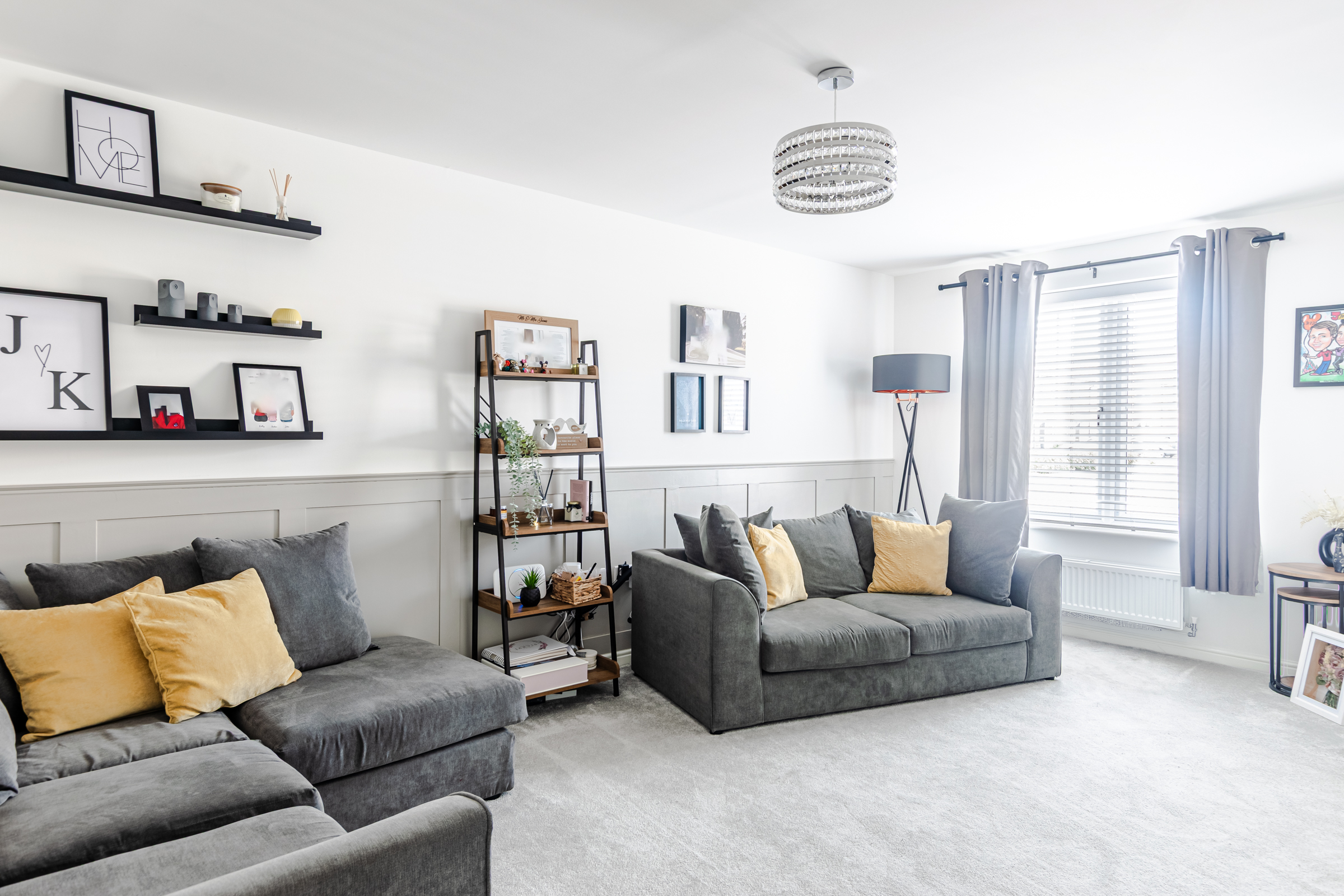 3 bedroom Semi-detached house Under Offer