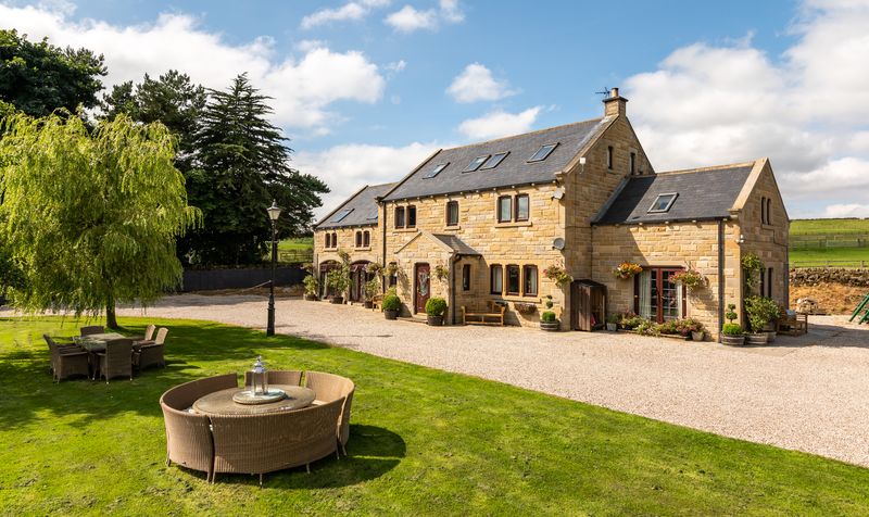 8 bedroom Farm House For Sale