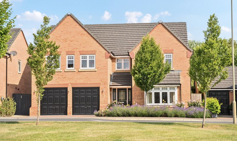 5 bedroom Detached house Under Offer
