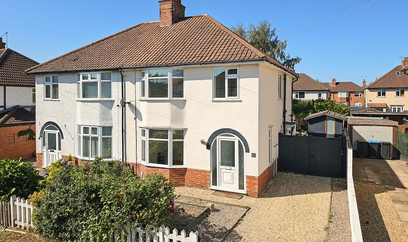 3 bedroom Semi-detached house Under Offer