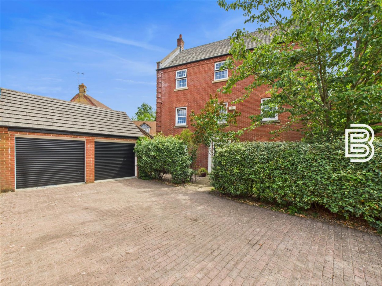 6 bedroom Detached house Under Offer
