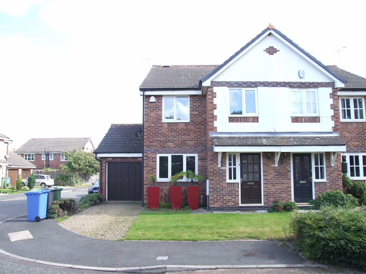 3 bedroom Semi-detached house Under Offer