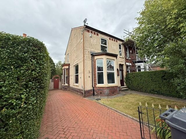 3 bedroom Semi-detached house Under Offer