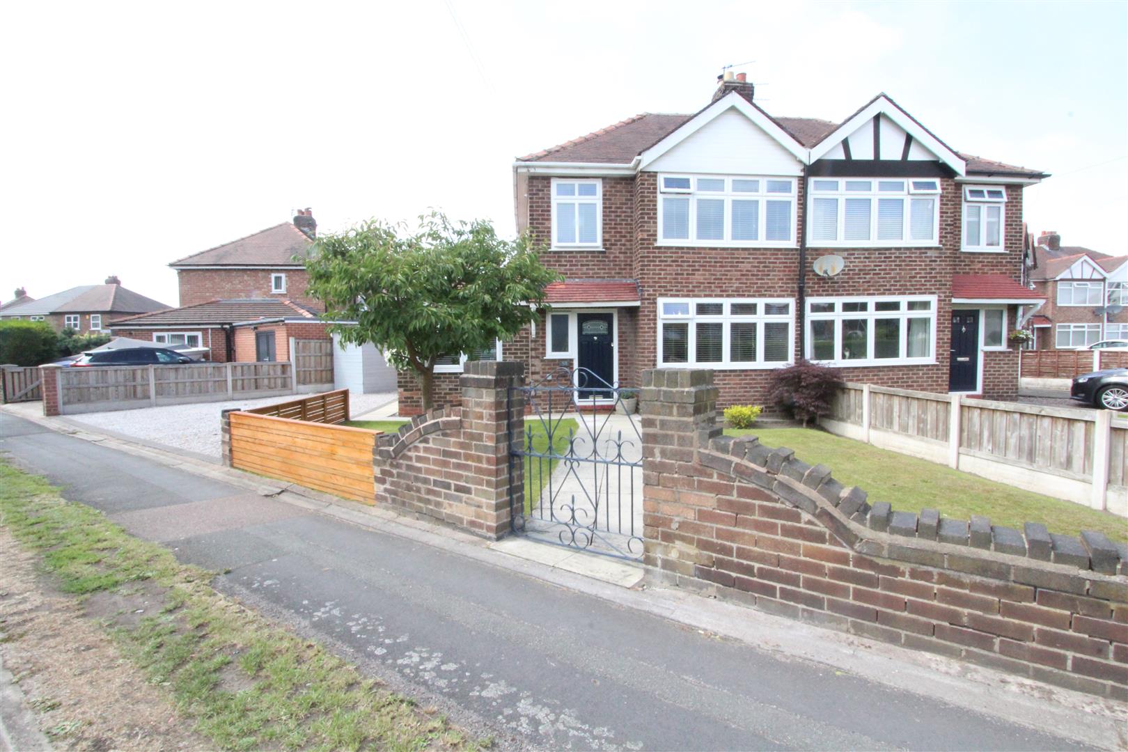 3 bedroom Semi-detached house Under Offer