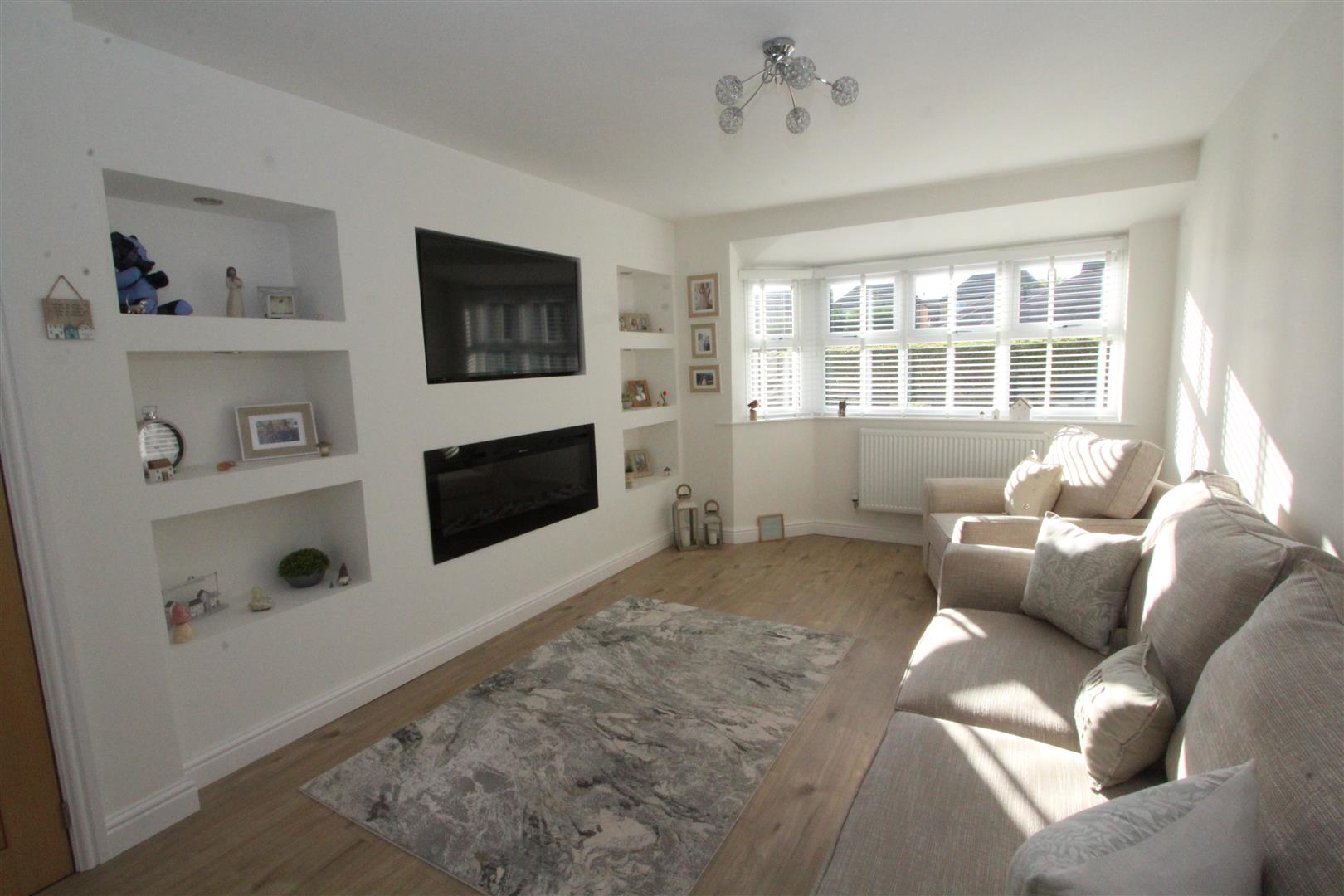2 bedroom Semi-detached house Under Offer