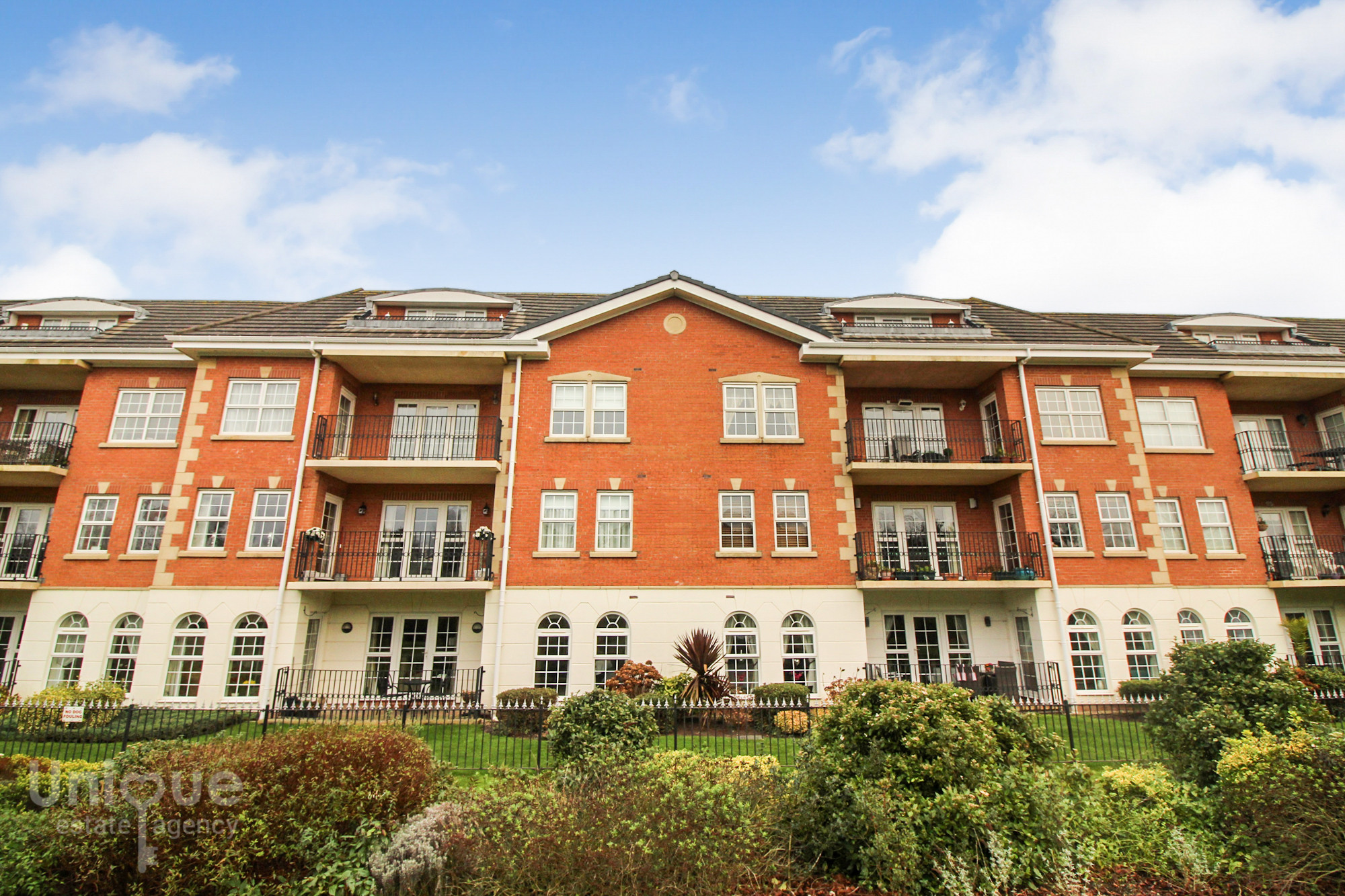 3 bedroom Flat For Sale