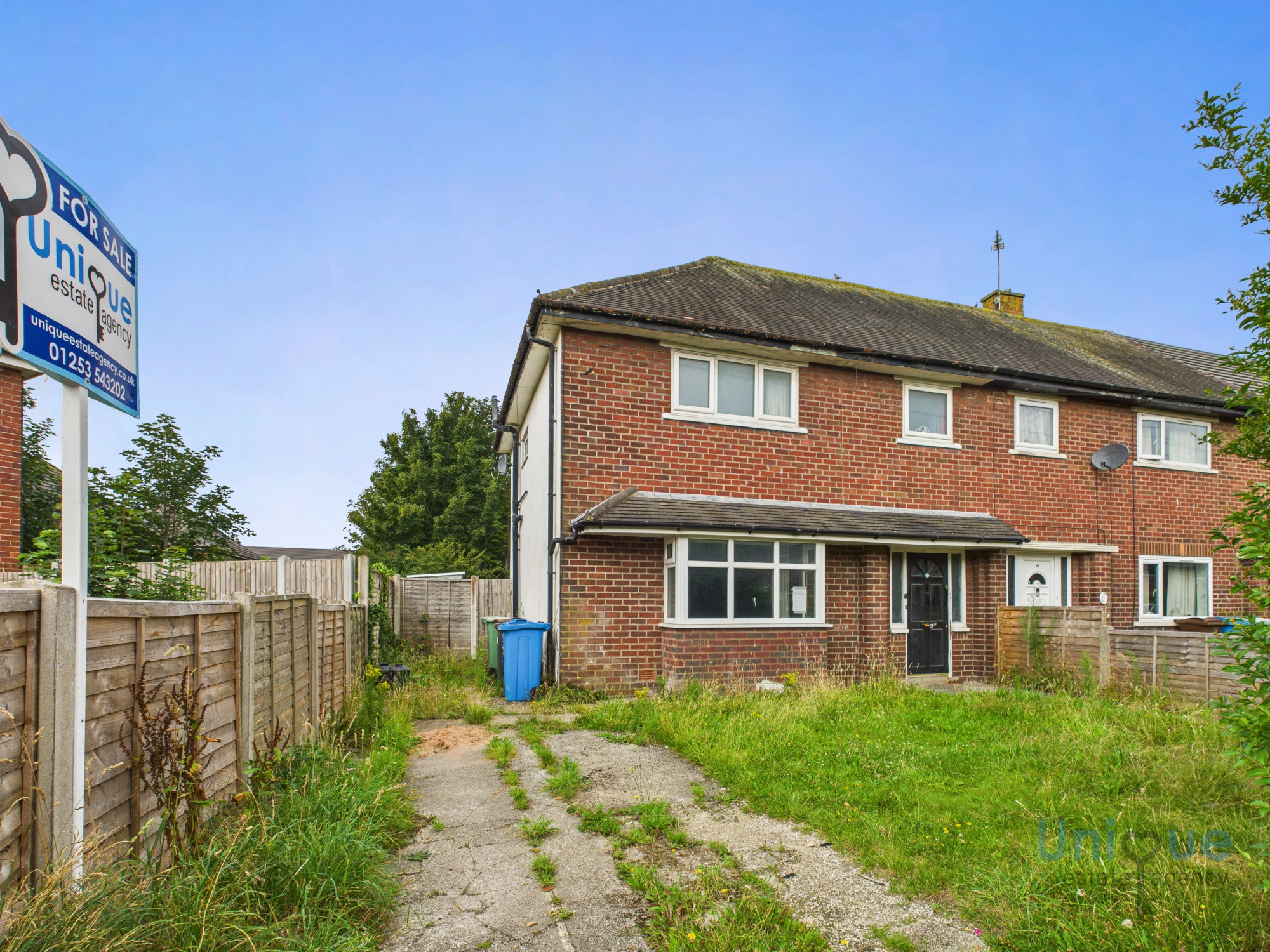 3 bedroom Semi-detached house Under Offer