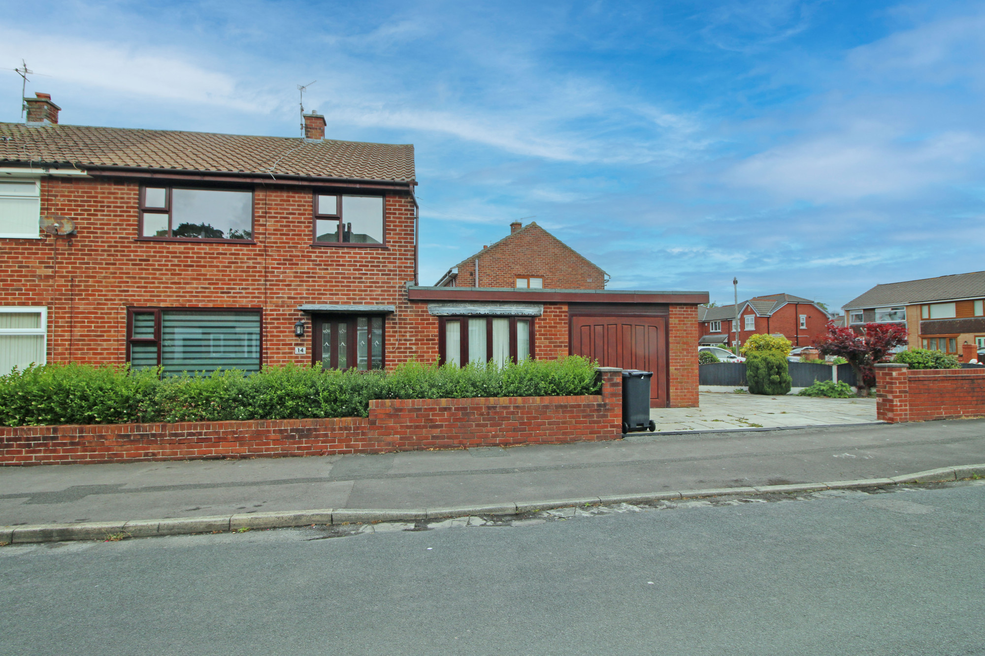 3 bedroom Semi-detached house Under Offer